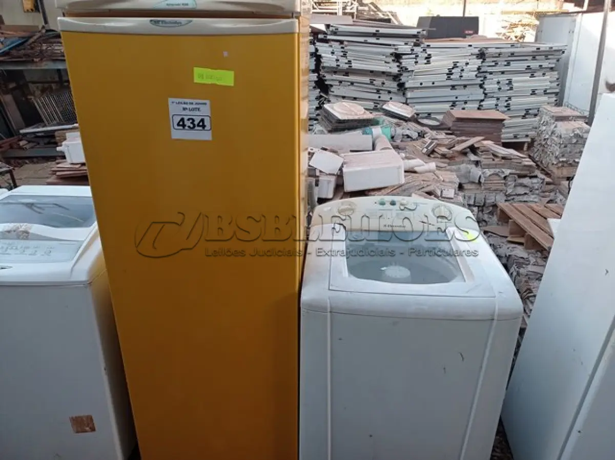 LOTE 434 - 01 GELADEIRA E 01 MÁQUINA DE LEVAR MARCA ELECTROLUX PARA RETIRADA DE PEÇAS. (NO ESTADO) ATENÇÃO! FAZER A VISITAÇÃO ANTES DE ARREMATAR, NÃO SABEMOS SE FUNCIONA. LEILÃO NÃO TEM GARANTIA E NEM DEVOLUÇÃO, SUJEITO A POSSÍVEIS AVARIAS VISÍVEIS/OCULTAS E/OU AUSÊNCIA DE COMPONENTES.