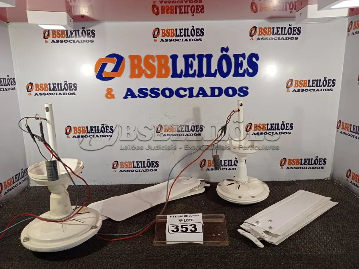 LOTE 353 - 02 VENTILADORES DE TETO COM AVARIAS. (NO ESTADO) ATENÇÃO! FAZER A VISITAÇÃO ANTES DE ARREMATAR, NÃO SABEMOS SE FUNCIONA. LEILÃO NÃO TEM GARANTIA E NEM DEVOLUÇÃO, SUJEITO A POSSÍVEIS AVARIAS VISÍVEIS/OCULTAS E/OU AUSÊNCIA DE COMPONENTES.