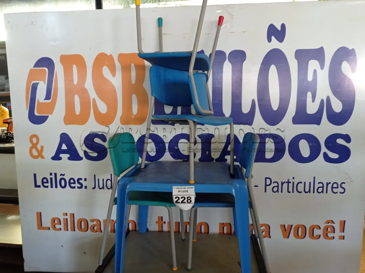 LOTE 228 - 01 MESA INFANTIL COM 04 CADEIRAS. (NO ESTADO) ATENÇÃO! FAZER A VISITAÇÃO ANTES DE ARREMATAR, NÃO SABEMOS SE FUNCIONA. LEILÃO NÃO TEM GARANTIA E NEM DEVOLUÇÃO, SUJEITO A POSSÍVEIS AVARIAS VISÍVEIS/OCULTAS E/OU AUSÊNCIA DE COMPONENTES.