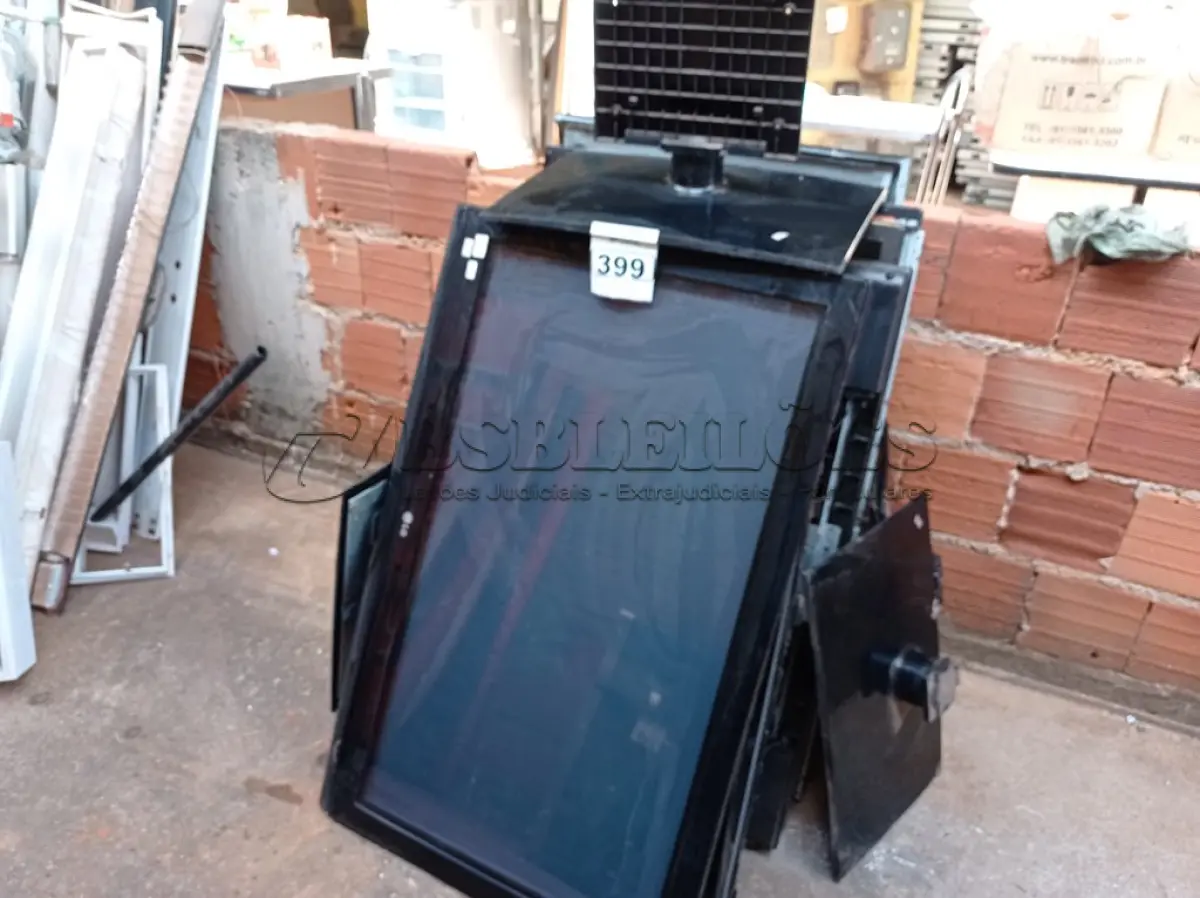 LOTE 399 - 01 LOTE COM SUCATAS DE TVS PARA RETIRADA DE PEÇAS. (NO ESTADO) ATENÇÃO! FAZER A VISITAÇÃO ANTES DE ARREMATAR, NÃO SABEMOS SE FUNCIONA. LEILÃO NÃO TEM GARANTIA E NEM DEVOLUÇÃO, SUJEITO A POSSÍVEIS AVARIAS VISÍVEIS/OCULTAS E/OU AUSÊNCIA DE COMPONENTES.
