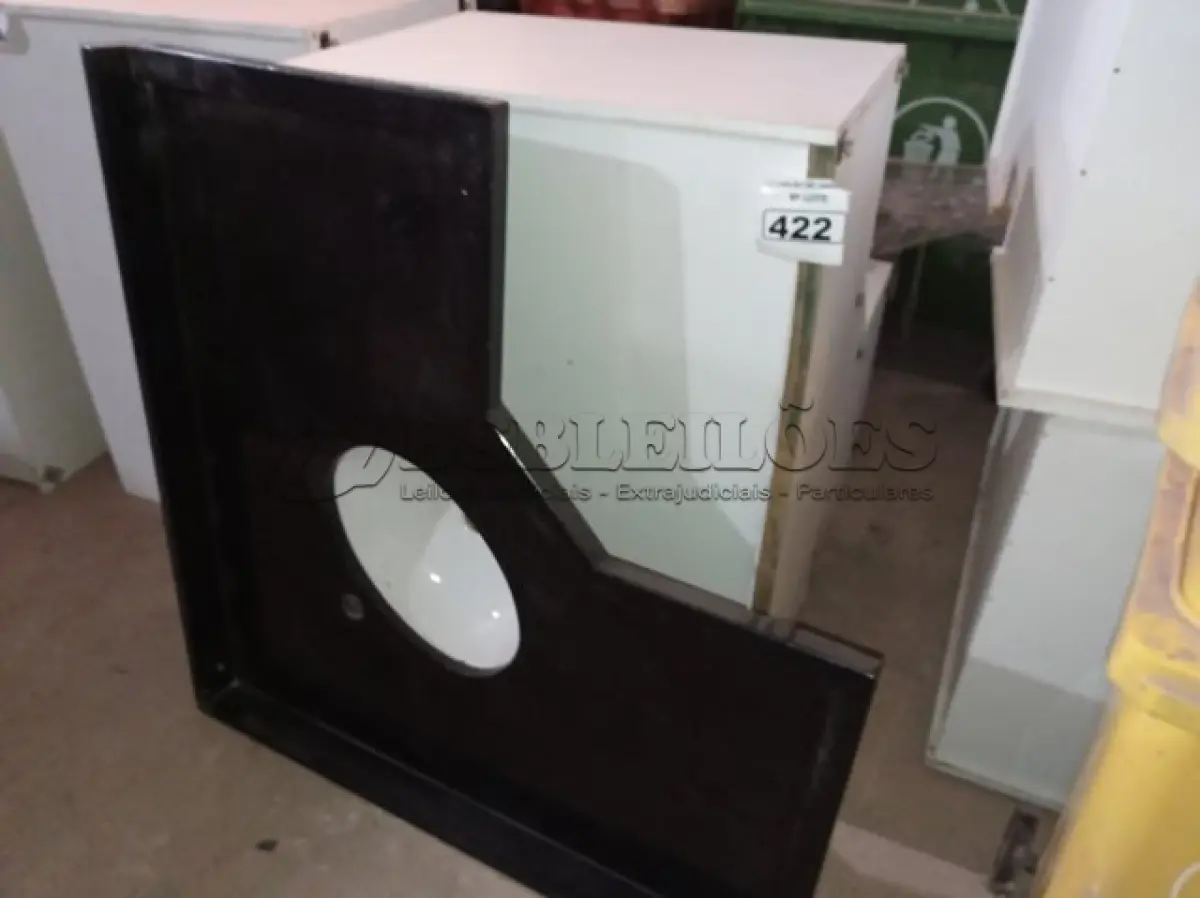 LOTE 422 - 01 GABINETE PARA BANHEIRO COM CUBA E BANCADA EM  MÁRMORE MONTADA MEDINDO: 120 DE LARGURAX1.20 DE COMPRIMENTOX63. (NO ESTADO) ATENÇÃO! FAZER A VISITAÇÃO ANTES DE ARREMATAR, NÃO SABEMOS SE FUNCIONA. LEILÃO NÃO TEM GARANTIA E NEM DEVOLUÇÃO, SUJEITO A POSSÍVEIS AVARIAS VISÍVEIS/OCULTAS E/OU AUSÊNCIA DE COMPONENTES.