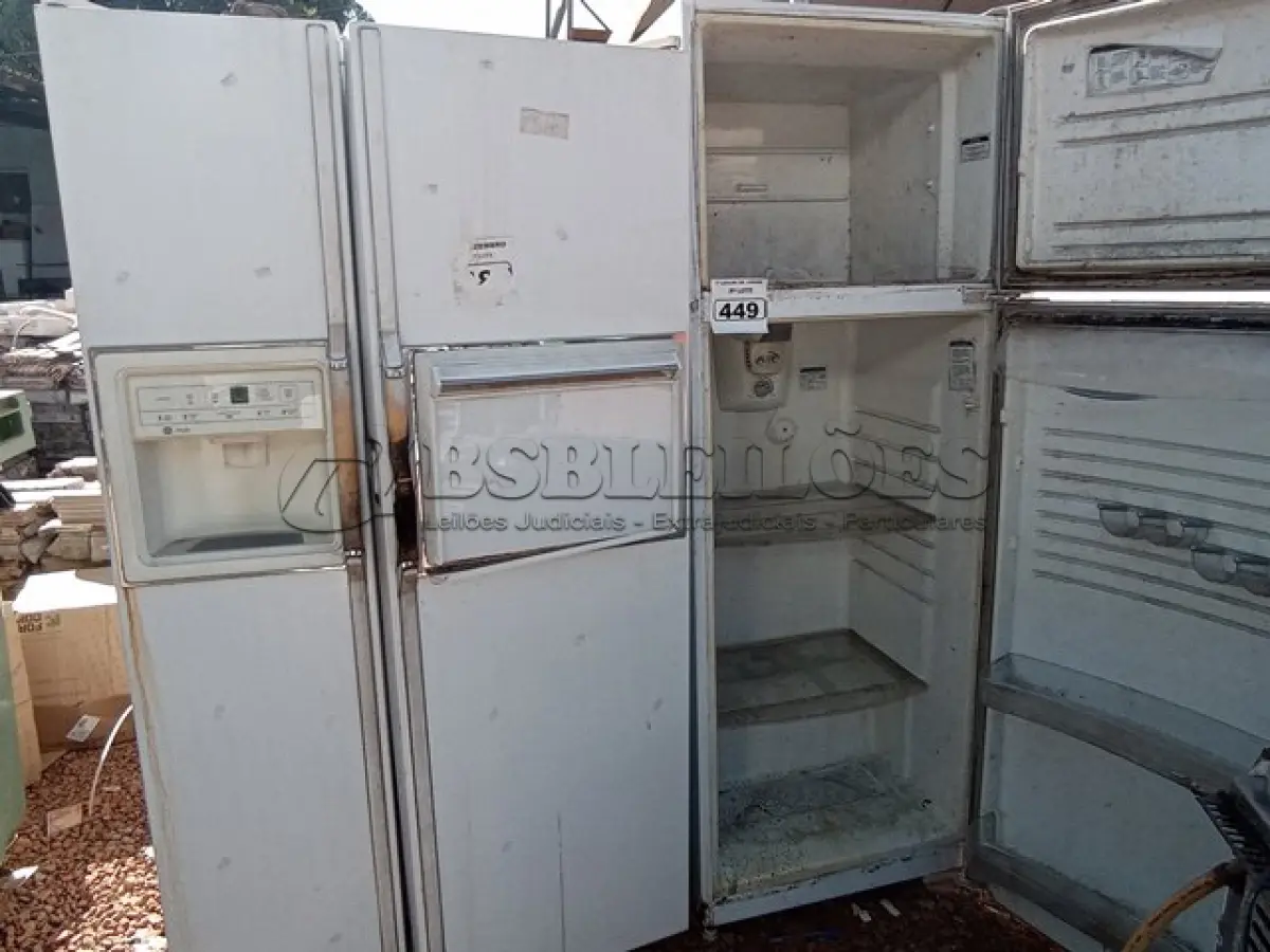 LOTE 449 - 02 GELADEIRAS PARA RETIRADA DE PEÇAS. (NO ESTADO) ATENÇÃO! FAZER A VISITAÇÃO ANTES DE ARREMATAR, NÃO SABEMOS SE FUNCIONA. LEILÃO NÃO TEM GARANTIA E NEM DEVOLUÇÃO, SUJEITO A POSSÍVEIS AVARIAS VISÍVEIS/OCULTAS E/OU AUSÊNCIA DE COMPONENTES.