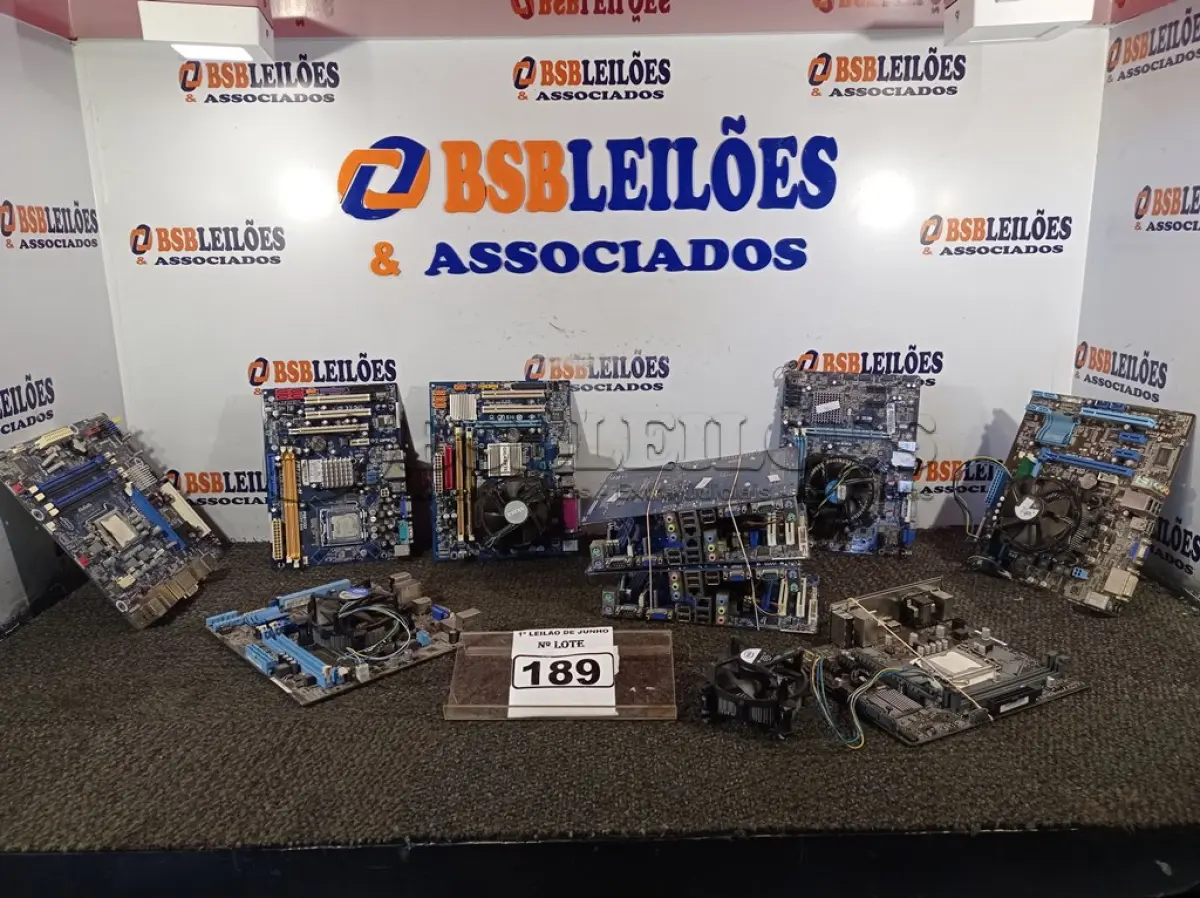 LOTE 189 - 01 LOTE COM PLACAS MÃE PARA PC. (NO ESTADO) ATENÇÃO! FAZER A VISITAÇÃO ANTES DE ARREMATAR, NÃO SABEMOS SE FUNCIONA. LEILÃO NÃO TEM GARANTIA E NEM DEVOLUÇÃO, SUJEITO A POSSÍVEIS AVARIAS VISÍVEIS/OCULTAS E/OU AUSÊNCIA DE COMPONENTES.