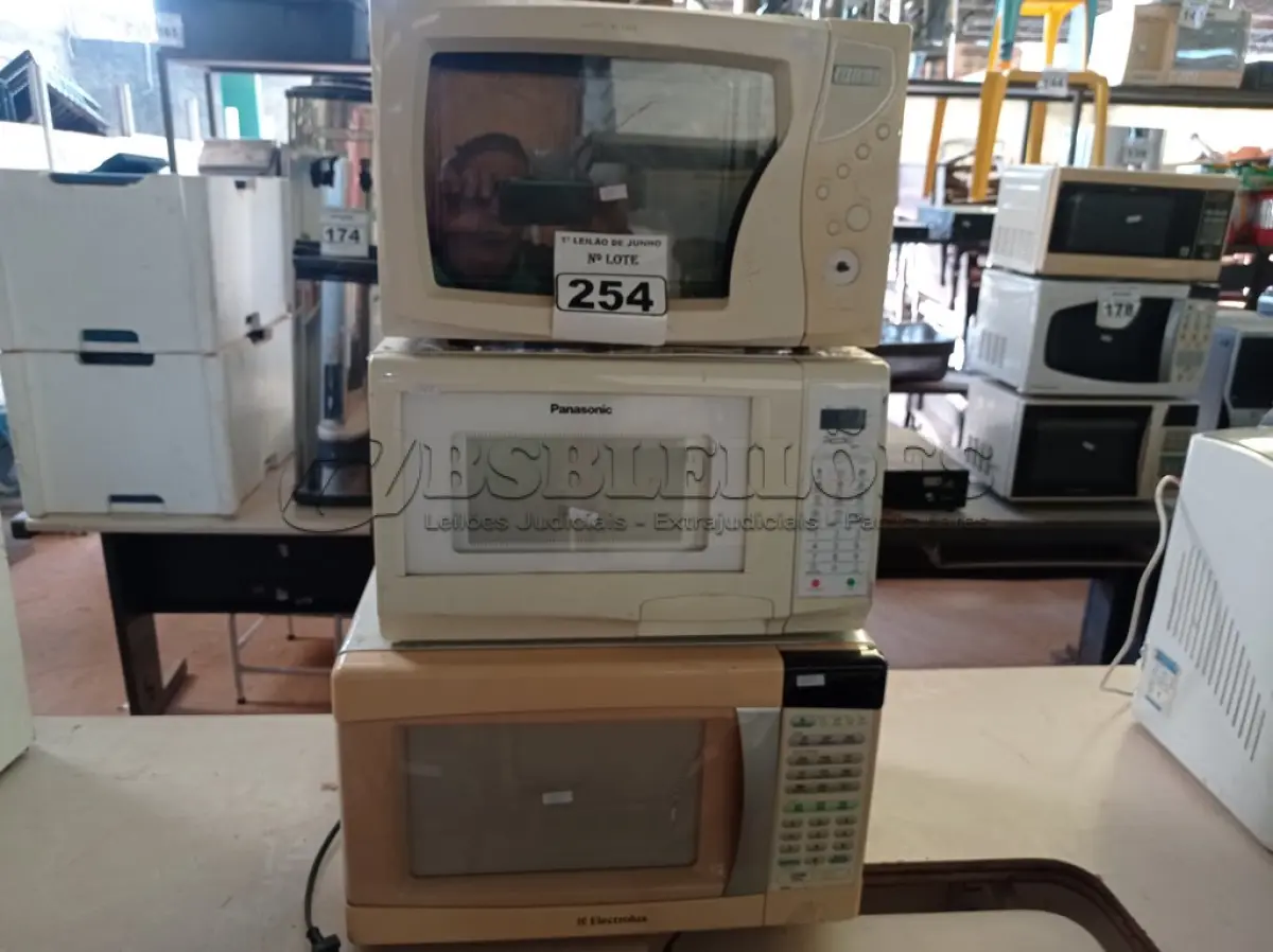 LOTE 254 - 03 MICRO-ONDAS MARCAS E MODELOS DIVERSOS SENDO 02 COM PRATO. (NO ESTADO) ATENÇÃO! FAZER A VISITAÇÃO ANTES DE ARREMATAR, NÃO SABEMOS SE FUNCIONA. LEILÃO NÃO TEM GARANTIA E NEM DEVOLUÇÃO, SUJEITO A POSSÍVEIS AVARIAS VISÍVEIS/OCULTAS E/OU AUSÊNCIA DE COMPONENTES.