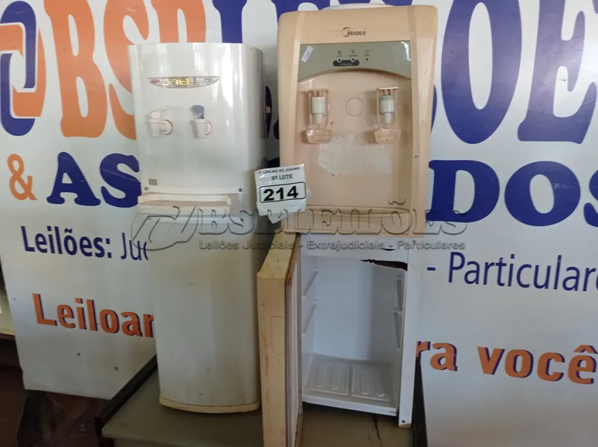 LOTE 214 - 02 BEBEDOUROS REFRIGERADOS COM AVARIAS. (NO ESTADO) ATENÇÃO! FAZER A VISITAÇÃO ANTES DE ARREMATAR, NÃO SABEMOS SE FUNCIONA. LEILÃO NÃO TEM GARANTIA E NEM DEVOLUÇÃO, SUJEITO A POSSÍVEIS AVARIAS VISÍVEIS/OCULTAS E/OU AUSÊNCIA DE COMPONENTES.