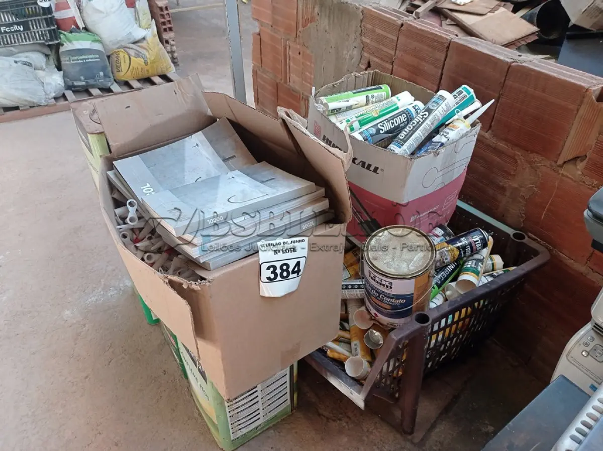 LOTE 384 - 01 LOTE COM GRANDE QUANTIDADE DE SELANTES DIVERSOS, 03 LATAS DE TINTAS INCOMPLETAS E 01 LATA DE ADESIVO COLOMBRÁS.  (NO ESTADO) ATENÇÃO! FAZER A VISITAÇÃO ANTES DE ARREMATAR, NÃO SABEMOS SE FUNCIONA. LEILÃO NÃO TEM GARANTIA E NEM DEVOLUÇÃO, SUJEITO A POSSÍVEIS AVARIAS VISÍVEIS/OCULTAS E/OU AUSÊNCIA DE COMPONENTES.