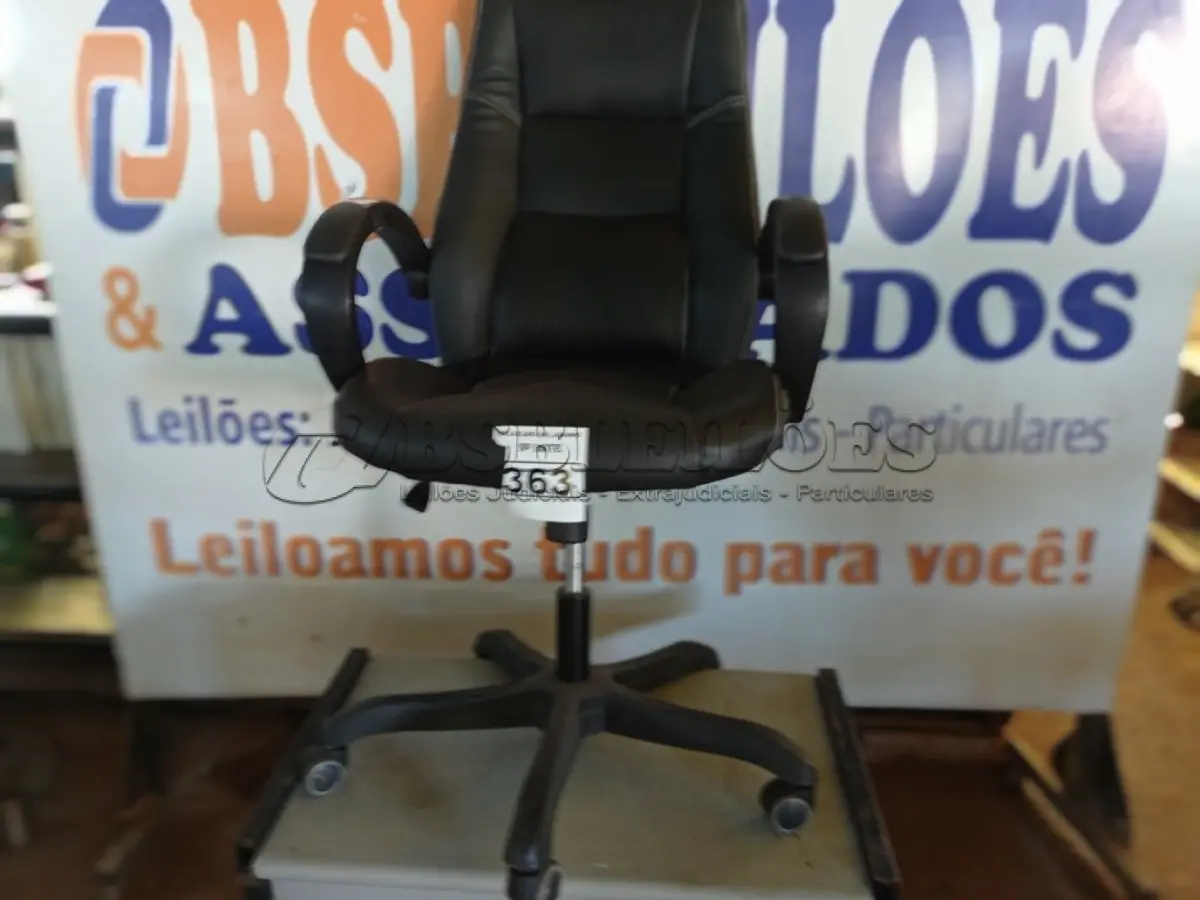 LOTE 363 - 01 CADEIRA PRESIDENTE COM RODINHAS NA COR PRETA. (NO ESTADO) ATENÇÃO! FAZER A VISITAÇÃO ANTES DE ARREMATAR, NÃO SABEMOS SE FUNCIONA. LEILÃO NÃO TEM GARANTIA E NEM DEVOLUÇÃO, SUJEITO A POSSÍVEIS AVARIAS VISÍVEIS/OCULTAS E/OU AUSÊNCIA DE COMPONENTES.