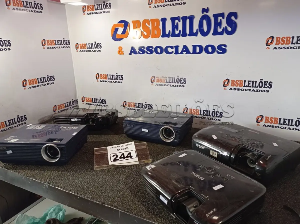 LOTE 244 - 05 PROJETORES MULTIMIDIA MARCAS E MODELOS DIVERSOS. (NO ESTADO) ATENÇÃO! FAZER A VISITAÇÃO ANTES DE ARREMATAR, NÃO SABEMOS SE FUNCIONA. LEILÃO NÃO TEM GARANTIA E NEM DEVOLUÇÃO, SUJEITO A POSSÍVEIS AVARIAS VISÍVEIS/OCULTAS E/OU AUSÊNCIA DE COMPONENTES.