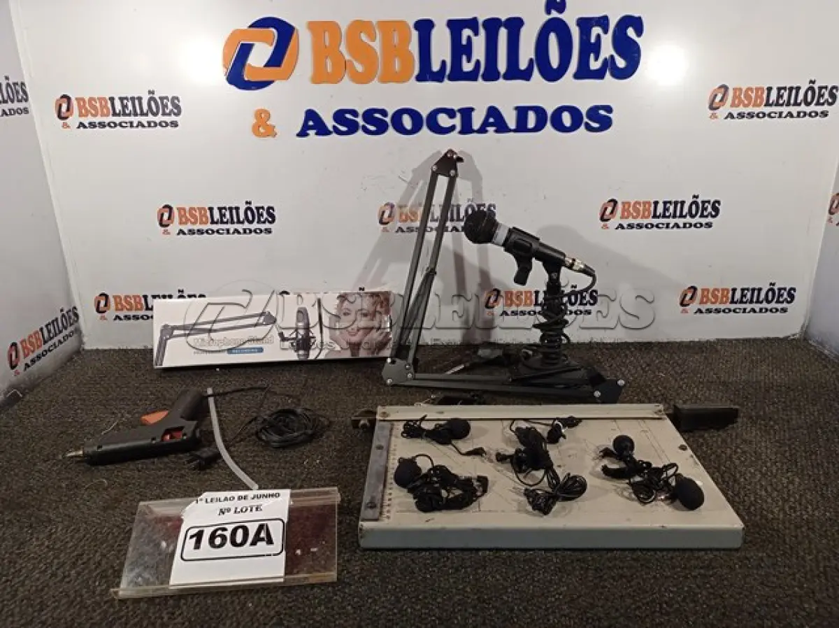LOTE 160 - 0 KIT ÁUDIO, 1 MICROFONE, 01 PEDESTAL FIXO, 01 ARTICULADO,08 MIC DE LAPELA, 01 GUILHOTINA DE PAPEL E 01 PISTOLA DE COLA QUENTE. (NO ESTADO) ATENÇÃO! FAZER A VISITAÇÃO ANTES DE ARREMATAR, NÃO SABEMOS SE FUNCIONA. LEILÃO NÃO TEM GARANTIA E NEM DEVOLUÇÃO, SUJEITO A POSSÍVEIS AVARIAS VISÍVEIS/OCULTAS E/OU AUSÊNCIA DE COMPONENTES.