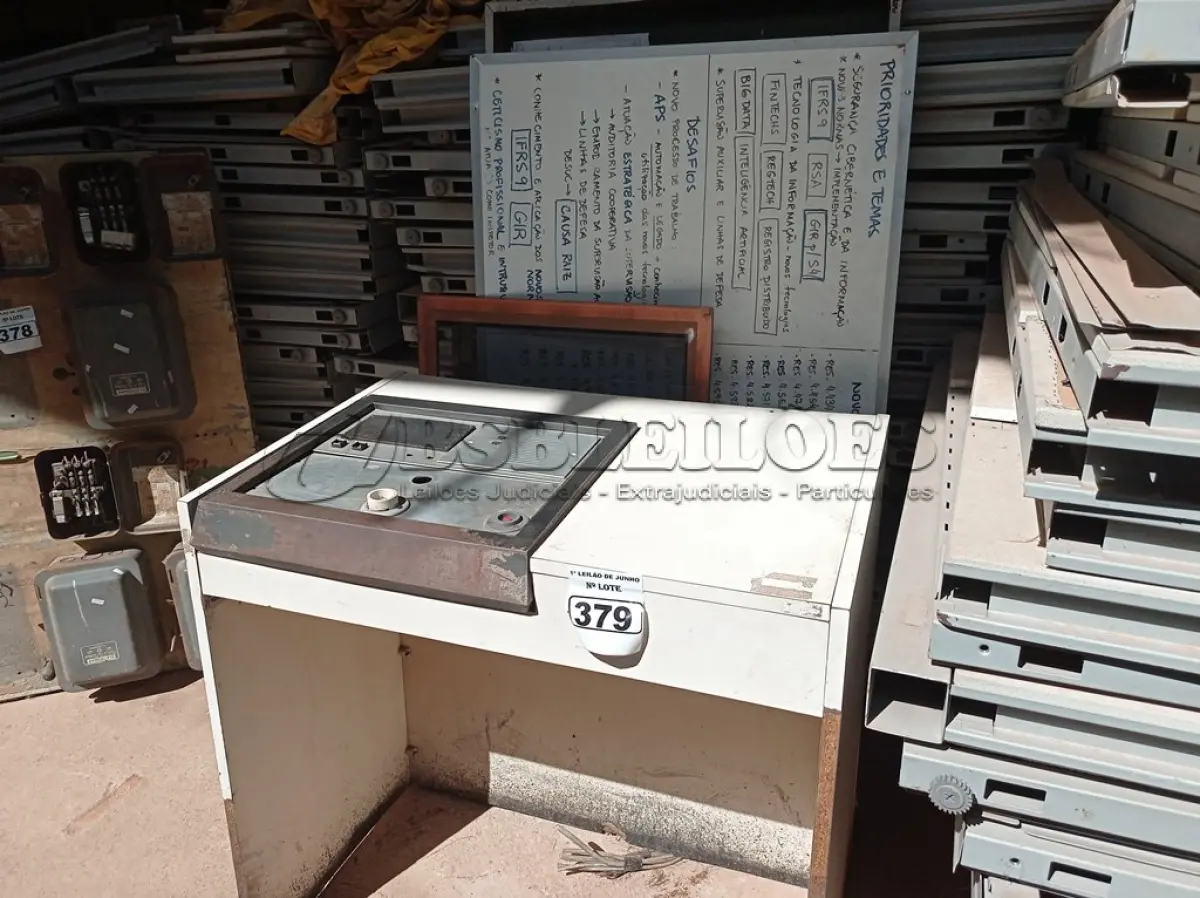 LOTE 379 - 01 QUADRO DE LOUSA, 01 VIDRO ,02 QUADROS DE RECADOS E 01 MESA. (NO ESTADO) ATENÇÃO! FAZER A VISITAÇÃO ANTES DE ARREMATAR, NÃO SABEMOS SE FUNCIONA. LEILÃO NÃO TEM GARANTIA E NEM DEVOLUÇÃO, SUJEITO A POSSÍVEIS AVARIAS VISÍVEIS/OCULTAS E/OU AUSÊNCIA DE COMPONENTES.