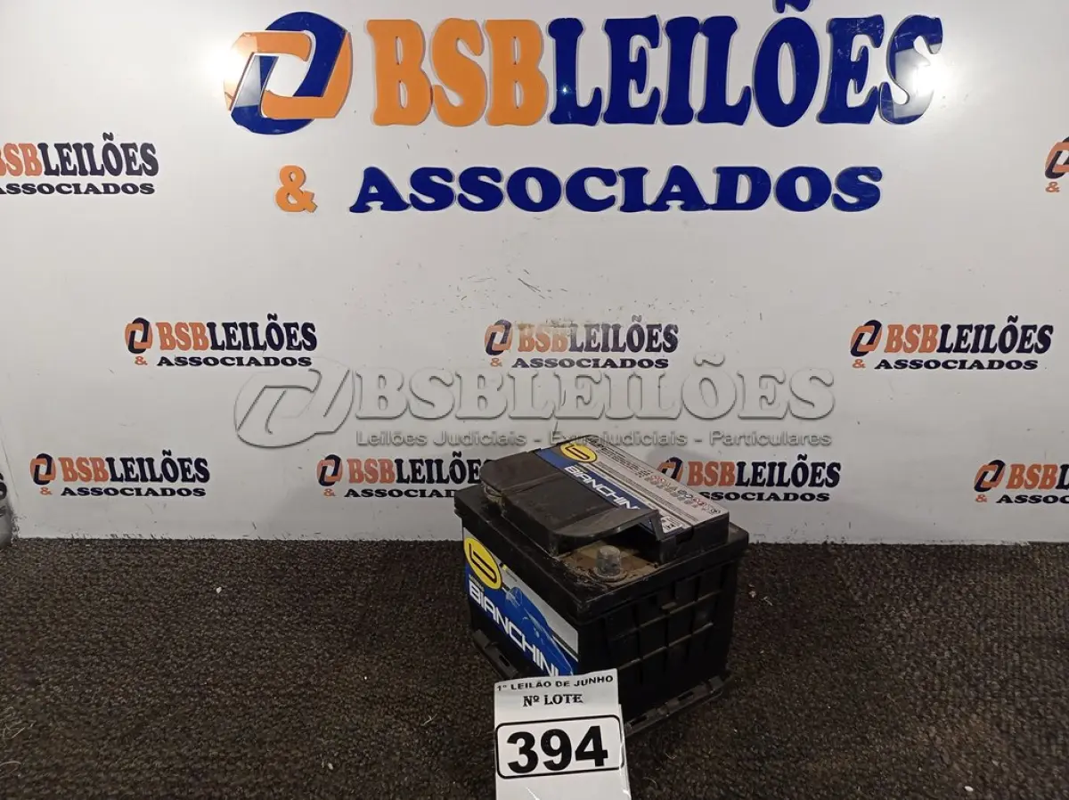 LOTE 394 - 01 BATERIA PARA VEÍCULO DE 40AH. (NO ESTADO) ATENÇÃO! FAZER A VISITAÇÃO ANTES DE ARREMATAR, NÃO SABEMOS SE FUNCIONA. LEILÃO NÃO TEM GARANTIA E NEM DEVOLUÇÃO, SUJEITO A POSSÍVEIS AVARIAS VISÍVEIS/OCULTAS E/OU AUSÊNCIA DE COMPONENTES.