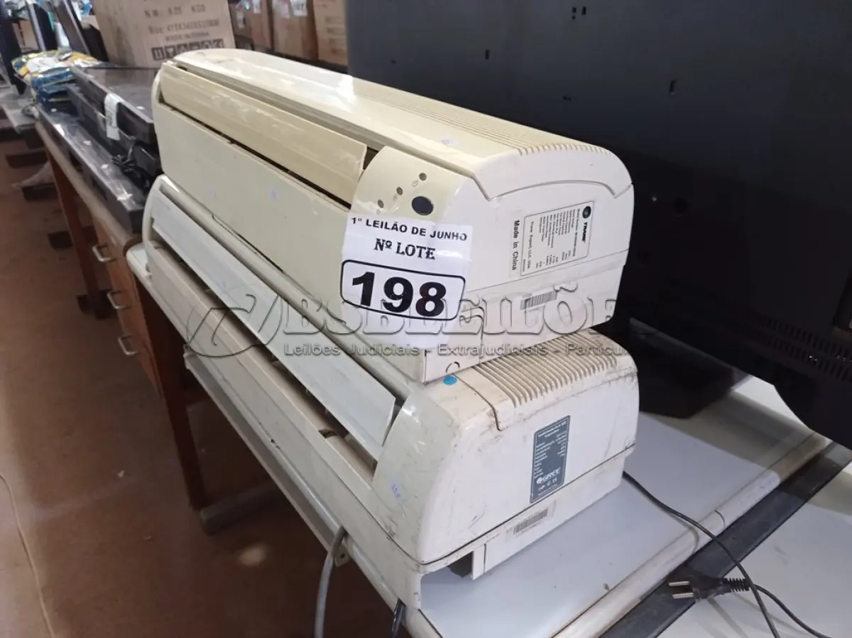 LOTE 198 - 02 EVAPORADORAS MARCA GREE E 01 MARCA TRANE. (NO ESTADO) ATENÇÃO! FAZER A VISITAÇÃO ANTES DE ARREMATAR, NÃO SABEMOS SE FUNCIONA. LEILÃO NÃO TEM GARANTIA E NEM DEVOLUÇÃO, SUJEITO A POSSÍVEIS AVARIAS VISÍVEIS/OCULTAS E/OU AUSÊNCIA DE COMPONENTES.
