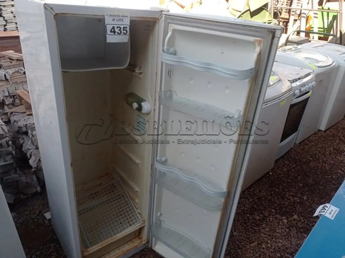 LOTE 435 - 01 GELADEIRA MARCA CONSUL E 01 MÁQUINA DE LAVAR MARCA BRASTEMP PARA RETIRADA DE PEÇAS. (NO ESTADO) ATENÇÃO! FAZER A VISITAÇÃO ANTES DE ARREMATAR, NÃO SABEMOS SE FUNCIONA. LEILÃO NÃO TEM GARANTIA E NEM DEVOLUÇÃO, SUJEITO A POSSÍVEIS AVARIAS VISÍVEIS/OCULTAS E/OU AUSÊNCIA DE COMPONENTES.