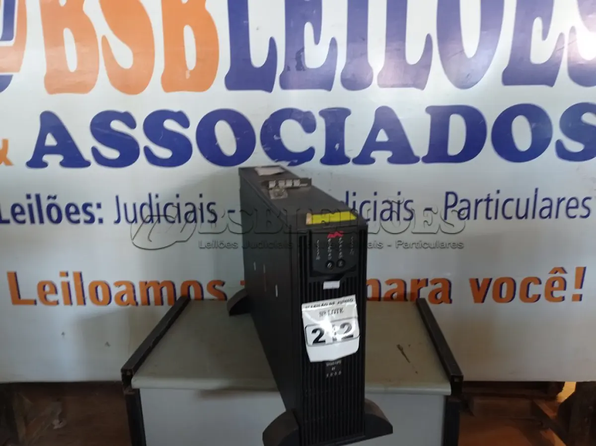 LOTE 212 - 01 NOBREAK MARCA APC SMART-UP RT 3000. (NO ESTADO) ATENÇÃO! FAZER A VISITAÇÃO ANTES DE ARREMATAR, NÃO SABEMOS SE FUNCIONA. LEILÃO NÃO TEM GARANTIA E NEM DEVOLUÇÃO, SUJEITO A POSSÍVEIS AVARIAS VISÍVEIS/OCULTAS E/OU AUSÊNCIA DE COMPONENTES.
