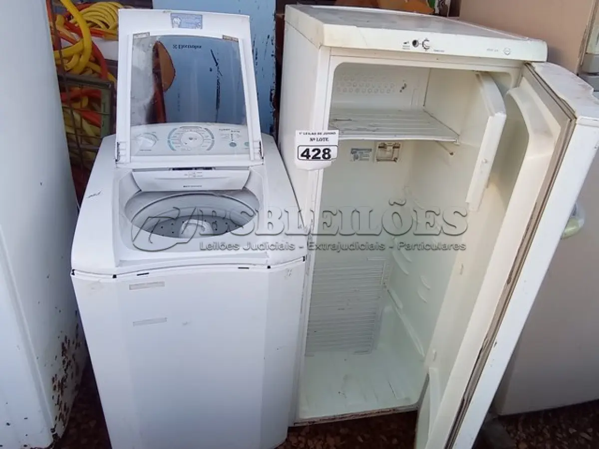 LOTE 428 - 01 MÁQUINA DE LAVAR E 01 GELADEIRA MARCA ELETROLUX PARA RETIRADA DE PEÇAS.(NO ESTADO) ATENÇÃO! FAZER A VISITAÇÃO ANTES DE ARREMATAR, NÃO SABEMOS SE FUNCIONA. LEILÃO NÃO TEM GARANTIA E NEM DEVOLUÇÃO, SUJEITO A POSSÍVEIS AVARIAS VISÍVEIS/OCULTAS E/OU AUSÊNCIA DE COMPONENTES.