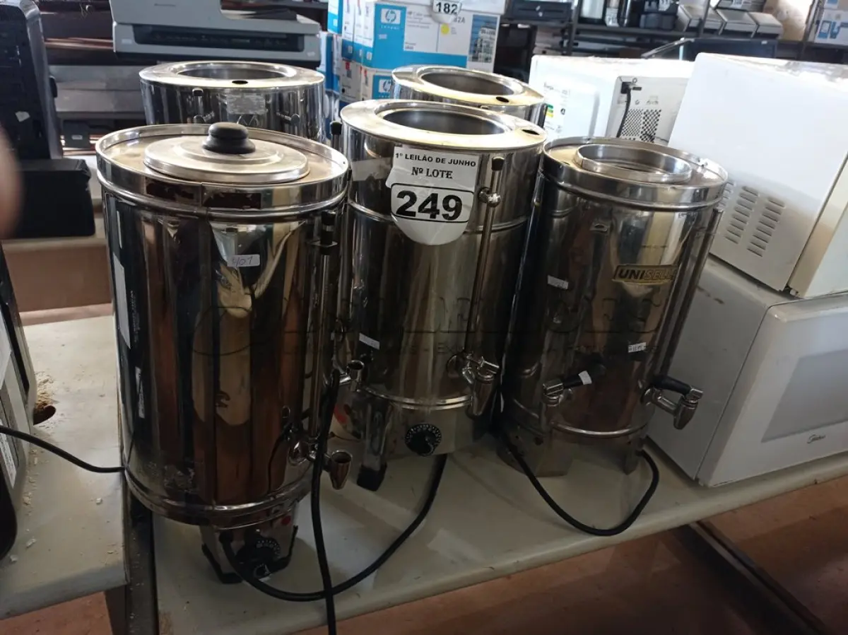 LOTE 249 - 05 CAFETEIRAS EM INOX COM AVARIAS. (NO ESTADO) ATENÇÃO! FAZER A VISITAÇÃO ANTES DE ARREMATAR, NÃO SABEMOS SE FUNCIONA. LEILÃO NÃO TEM GARANTIA E NEM DEVOLUÇÃO, SUJEITO A POSSÍVEIS AVARIAS VISÍVEIS/OCULTAS E/OU AUSÊNCIA DE COMPONENTES.
