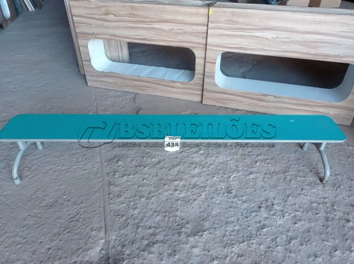 LOTE 438 - 01 BANCO NA COR VERDE. (NO ESTADO) ATENÇÃO! FAZER A VISITAÇÃO ANTES DE ARREMATAR, NÃO SABEMOS SE FUNCIONA. LEILÃO NÃO TEM GARANTIA E NEM DEVOLUÇÃO, SUJEITO A POSSÍVEIS AVARIAS VISÍVEIS/OCULTAS E/OU AUSÊNCIA DE COMPONENTES.