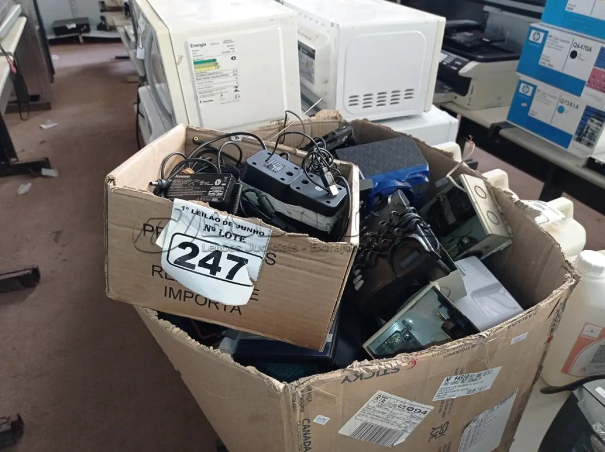 LOTE 247 - 01 CAIXA COM DIVERSOS ITENS: FONTES PARA NOTEBOOK, DISJUNTORES, APARELHOS TELEFÔNICOS...  (NO ESTADO) ATENÇÃO! FAZER A VISITAÇÃO ANTES DE ARREMATAR, NÃO SABEMOS SE FUNCIONA. LEILÃO NÃO TEM GARANTIA E NEM DEVOLUÇÃO, SUJEITO A POSSÍVEIS AVARIAS VISÍVEIS/OCULTAS E/OU AUSÊNCIA DE COMPONENTES.