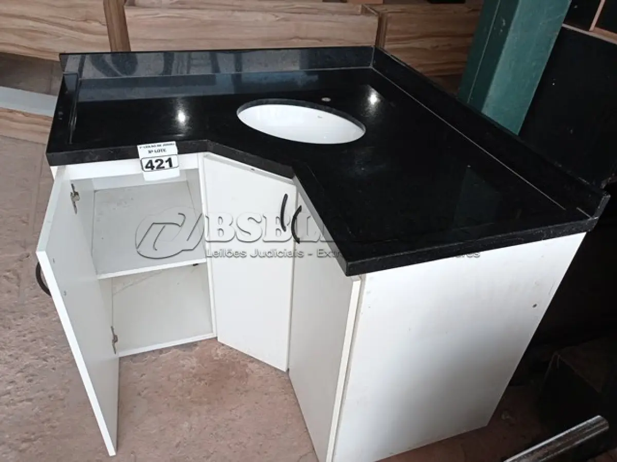 LOTE 421 - 01 GABINETE PARA BANHEIRO COM CUBA E BANCADA EM  MÁRMORE MONTADA MEDINDO: 120 DE LARGURAX1.20 DE COMPRIMENTOX63. (NO ESTADO) ATENÇÃO! FAZER A VISITAÇÃO ANTES DE ARREMATAR, NÃO SABEMOS SE FUNCIONA. LEILÃO NÃO TEM GARANTIA E NEM DEVOLUÇÃO, SUJEITO A POSSÍVEIS AVARIAS VISÍVEIS/OCULTAS E/OU AUSÊNCIA DE COMPONENTES.