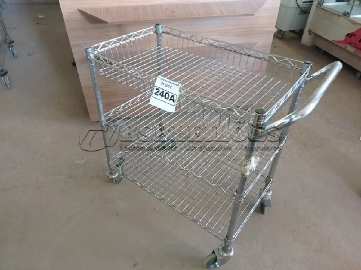 LOTE 240 - 01 CARRINHO PARA COPA COM 03 BANDEJAS E RODINHAS. (NO ESTADO) ATENÇÃO! FAZER A VISITAÇÃO ANTES DE ARREMATAR, NÃO SABEMOS SE FUNCIONA. LEILÃO NÃO TEM GARANTIA E NEM DEVOLUÇÃO, SUJEITO A POSSÍVEIS AVARIAS VISÍVEIS/OCULTAS E/OU AUSÊNCIA DE COMPONENTES.