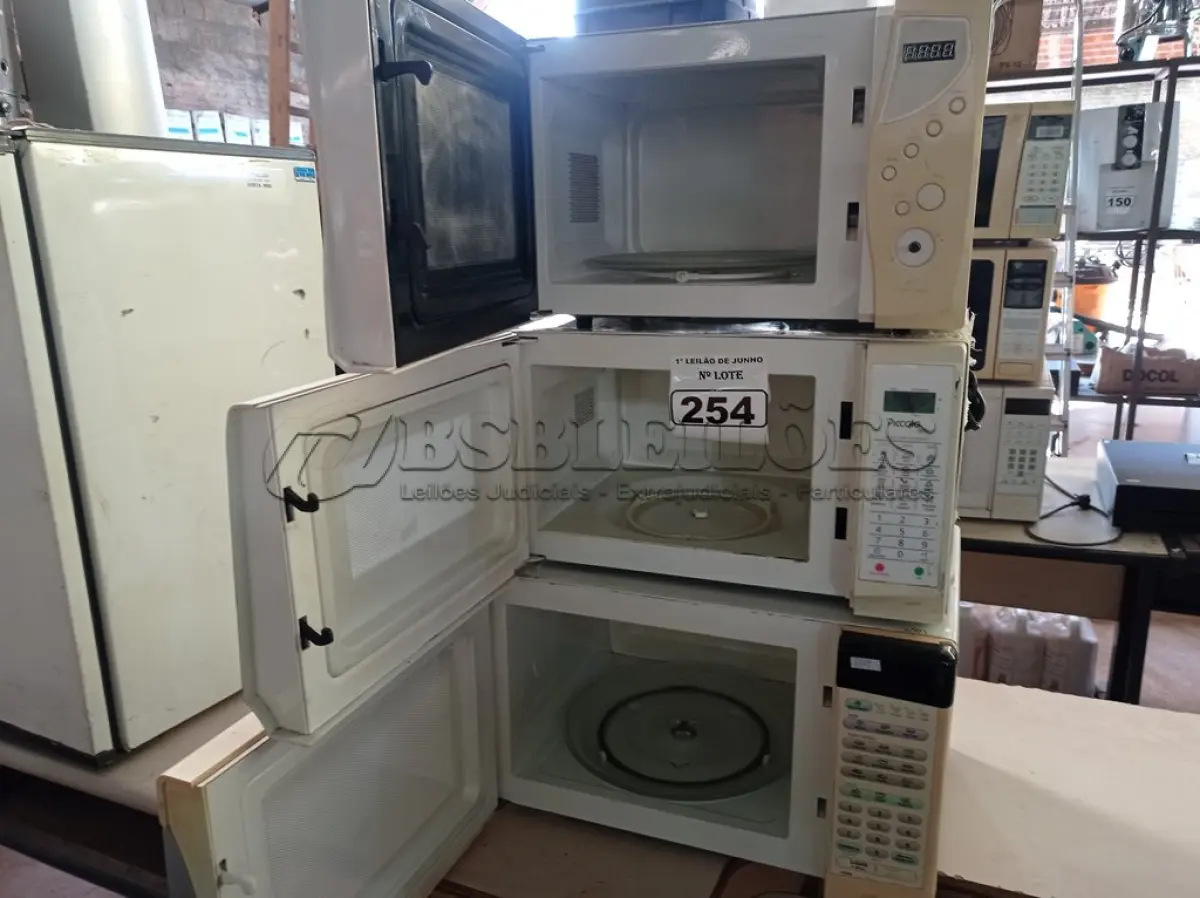 LOTE 254 - 03 MICRO-ONDAS MARCAS E MODELOS DIVERSOS SENDO 02 COM PRATO. (NO ESTADO) ATENÇÃO! FAZER A VISITAÇÃO ANTES DE ARREMATAR, NÃO SABEMOS SE FUNCIONA. LEILÃO NÃO TEM GARANTIA E NEM DEVOLUÇÃO, SUJEITO A POSSÍVEIS AVARIAS VISÍVEIS/OCULTAS E/OU AUSÊNCIA DE COMPONENTES.