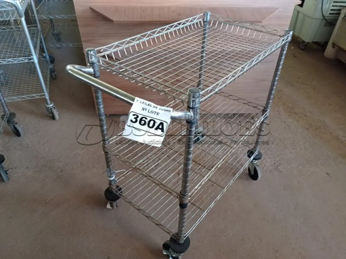 LOTE 360 - 01 CARRINHO PARA COPA COM 03 BANDEJAS E RODINHAS. (NO ESTADO) ATENÇÃO! FAZER A VISITAÇÃO ANTES DE ARREMATAR, NÃO SABEMOS SE FUNCIONA. LEILÃO NÃO TEM GARANTIA E NEM DEVOLUÇÃO, SUJEITO A POSSÍVEIS AVARIAS VISÍVEIS/OCULTAS E/OU AUSÊNCIA DE COMPONENTES.