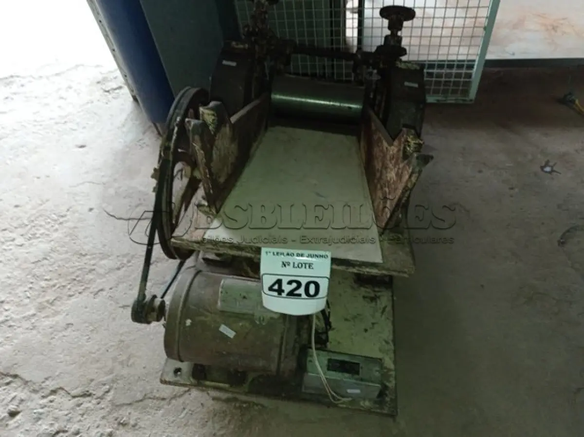 LOTE 420 - 01 CILINDRO DE MASSA INCOMPLETO. (NO ESTADO) ATENÇÃO! FAZER A VISITAÇÃO ANTES DE ARREMATAR, NÃO SABEMOS SE FUNCIONA. LEILÃO NÃO TEM GARANTIA E NEM DEVOLUÇÃO, SUJEITO A POSSÍVEIS AVARIAS VISÍVEIS/OCULTAS E/OU AUSÊNCIA DE COMPONENTES.