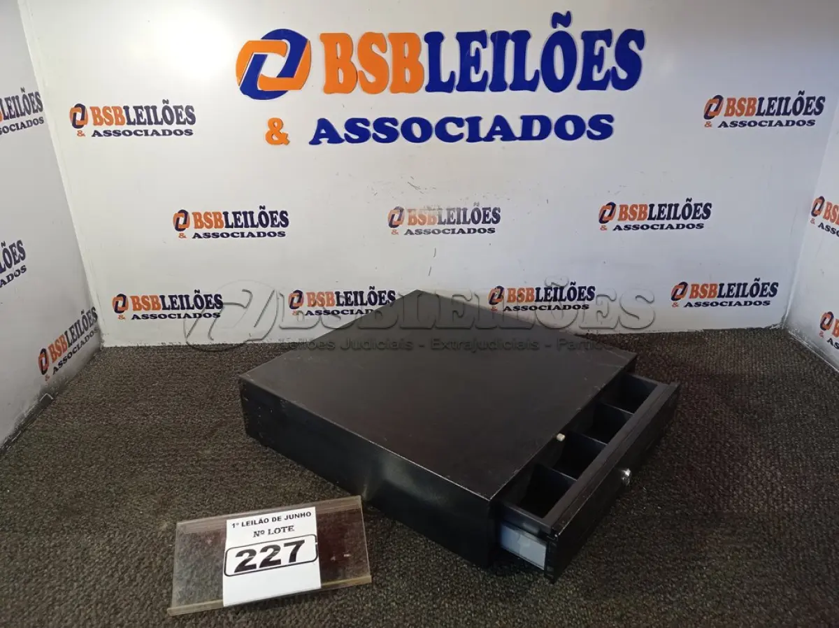 LOTE 227 - 01 CAIXA REGISTRADORA PARA DINHEIRO MANUAL. (NO ESTADO) ATENÇÃO! FAZER A VISITAÇÃO ANTES DE ARREMATAR, NÃO SABEMOS SE FUNCIONA. LEILÃO NÃO TEM GARANTIA E NEM DEVOLUÇÃO, SUJEITO A POSSÍVEIS AVARIAS VISÍVEIS/OCULTAS E/OU AUSÊNCIA DE COMPONENTES.