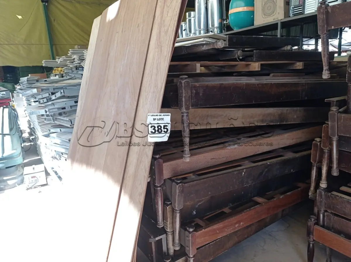 LOTE 385 - 01 LOTE COM GRANDE QUANTIDADE DE CAMAS DE SOLTEIRO EM IMBUIA SEM COLCHÃO. (NO ESTADO) ATENÇÃO! FAZER A VISITAÇÃO ANTES DE ARREMATAR, NÃO SABEMOS SE FUNCIONA. LEILÃO NÃO TEM GARANTIA E NEM DEVOLUÇÃO, SUJEITO A POSSÍVEIS AVARIAS VISÍVEIS/OCULTAS E/OU AUSÊNCIA DE COMPONENTES.