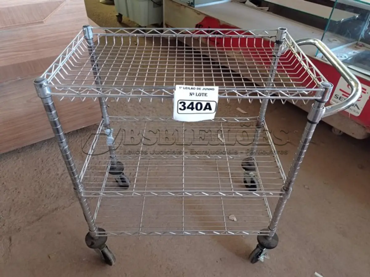 LOTE 340 - 01 CARRINHO PARA COPA COM 03 BANDEJAS E RODINHAS. (NO ESTADO) ATENÇÃO! FAZER A VISITAÇÃO ANTES DE ARREMATAR, NÃO SABEMOS SE FUNCIONA. LEILÃO NÃO TEM GARANTIA E NEM DEVOLUÇÃO, SUJEITO A POSSÍVEIS AVARIAS VISÍVEIS/OCULTAS E/OU AUSÊNCIA DE COMPONENTES.