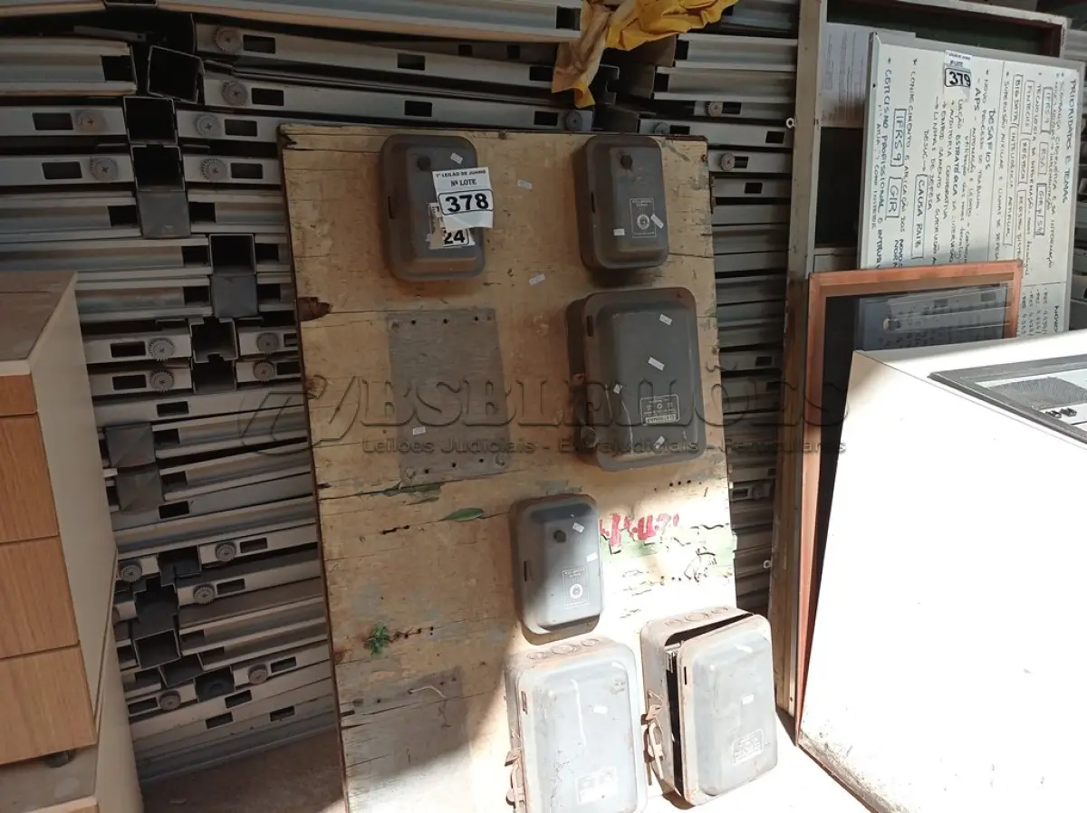 LOTE 378 - 01 QUADRO ELÉTRICO. (NO ESTADO) ATENÇÃO! FAZER A VISITAÇÃO ANTES DE ARREMATAR, NÃO SABEMOS SE FUNCIONA. LEILÃO NÃO TEM GARANTIA E NEM DEVOLUÇÃO, SUJEITO A POSSÍVEIS AVARIAS VISÍVEIS/OCULTAS E/OU AUSÊNCIA DE COMPONENTES.