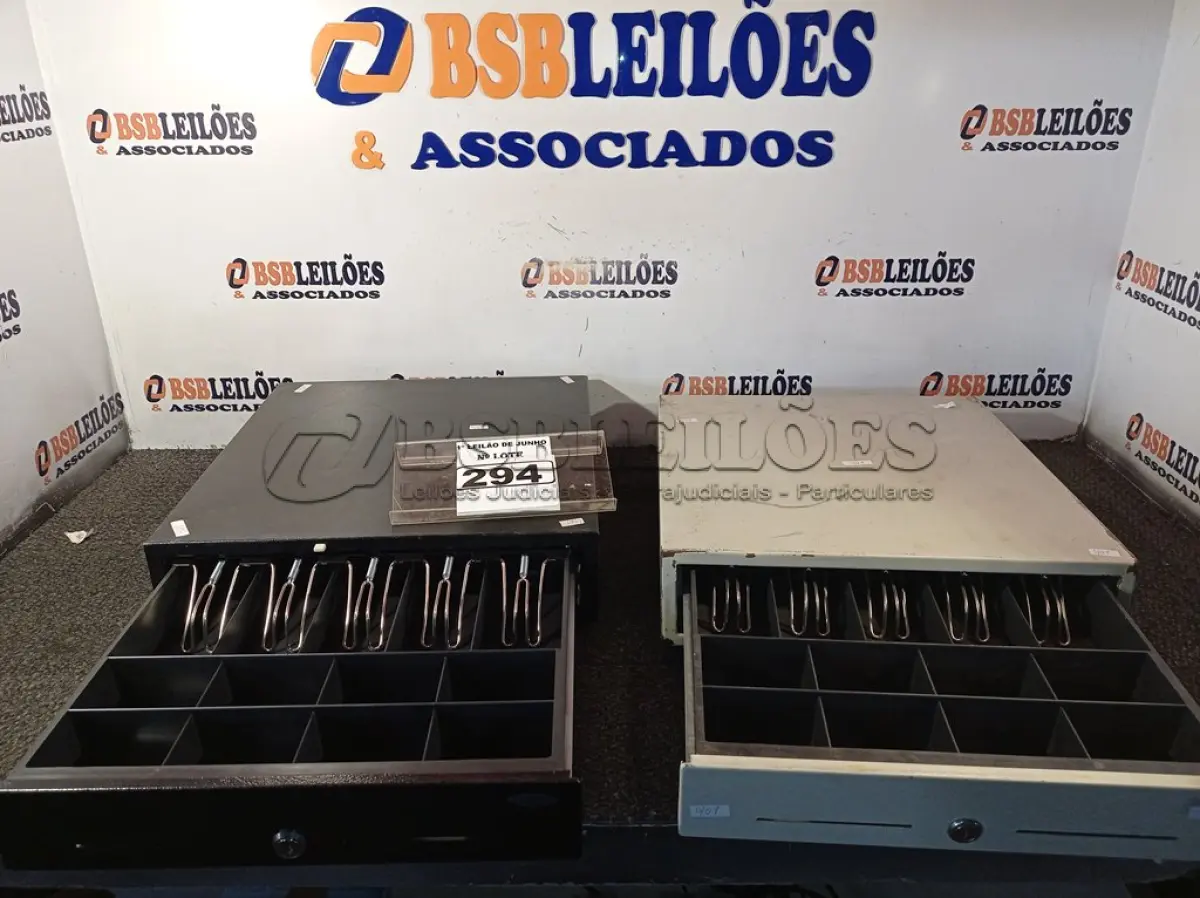 LOTE 294 - 02 CAIXAS REGISTRADORAS PARA DINHEIRO MANUAL. (NO ESTADO) ATENÇÃO! FAZER A VISITAÇÃO ANTES DE ARREMATAR, NÃO SABEMOS SE FUNCIONA. LEILÃO NÃO TEM GARANTIA E NEM DEVOLUÇÃO, SUJEITO A POSSÍVEIS AVARIAS VISÍVEIS/OCULTAS E/OU AUSÊNCIA DE COMPONENTES.
