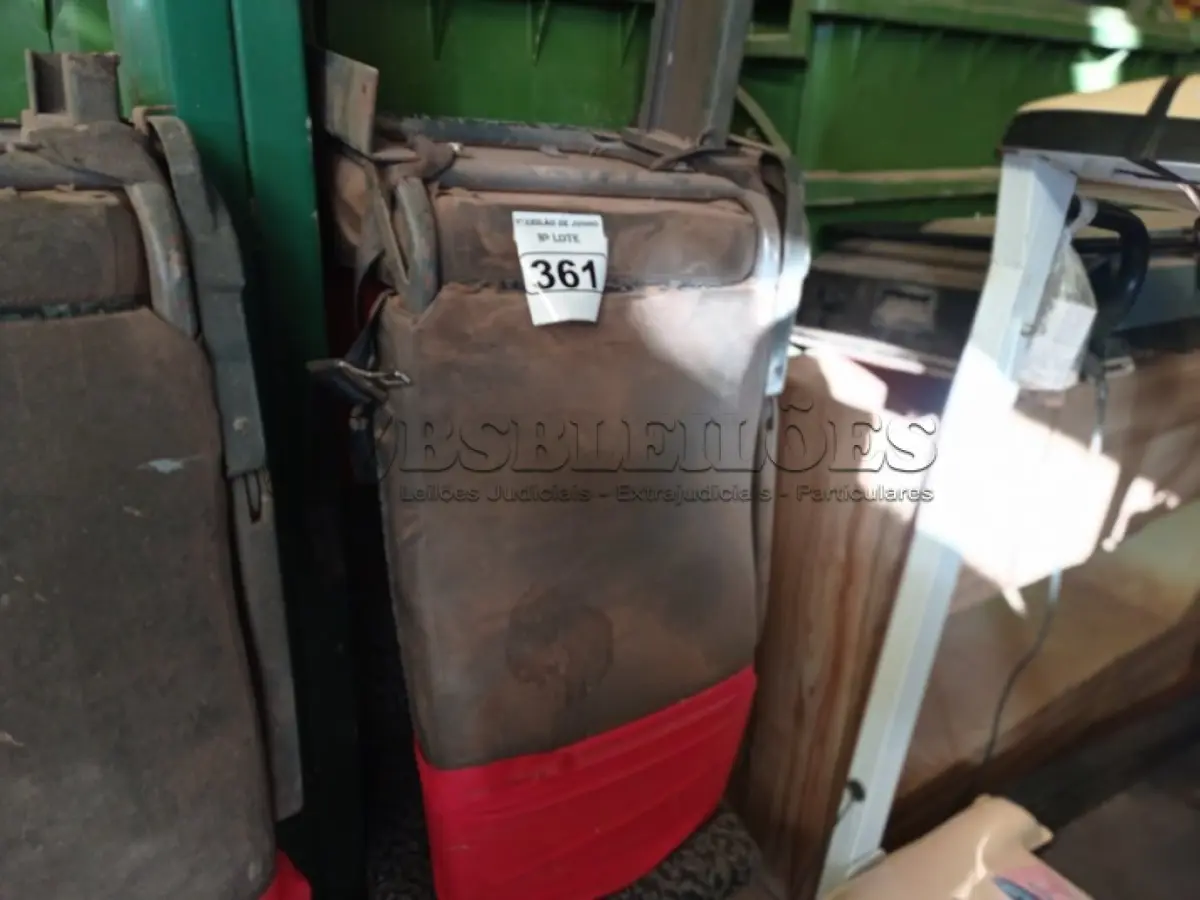 LOTE 361 - 02 BANCOS PARA VAN COM 01 LUGAR CADA. (NO ESTADO) ATENÇÃO! FAZER A VISITAÇÃO ANTES DE ARREMATAR, NÃO SABEMOS SE FUNCIONA. LEILÃO NÃO TEM GARANTIA E NEM DEVOLUÇÃO, SUJEITO A POSSÍVEIS AVARIAS VISÍVEIS/OCULTAS E/OU AUSÊNCIA DE COMPONENTES.