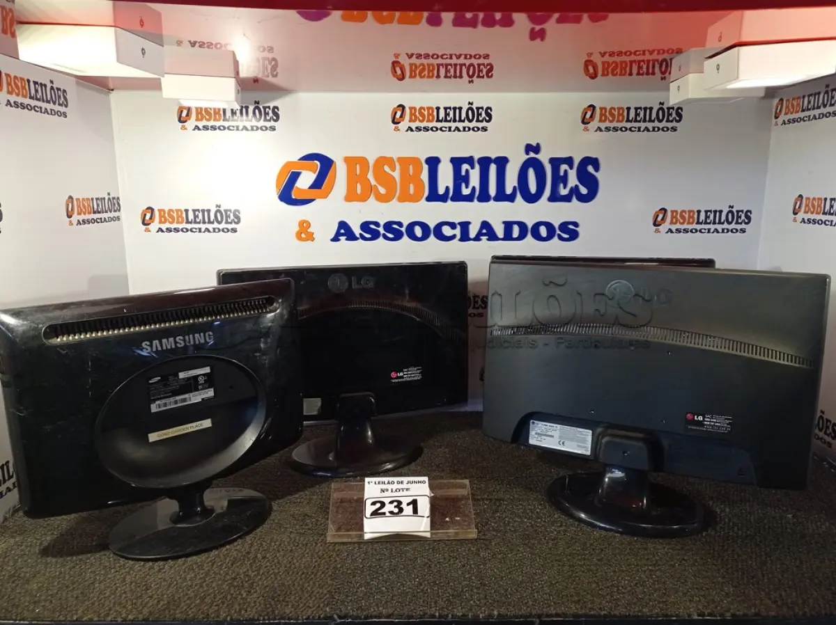 LOTE 231 - 04 MONITORES LCD MARCAS E MODELOS DIVERSOS. (NO ESTADO) ATENÇÃO! FAZER A VISITAÇÃO ANTES DE ARREMATAR, NÃO SABEMOS SE FUNCIONA. LEILÃO NÃO TEM GARANTIA E NEM DEVOLUÇÃO, SUJEITO A POSSÍVEIS AVARIAS VISÍVEIS/OCULTAS E/OU AUSÊNCIA DE COMPONENTES.