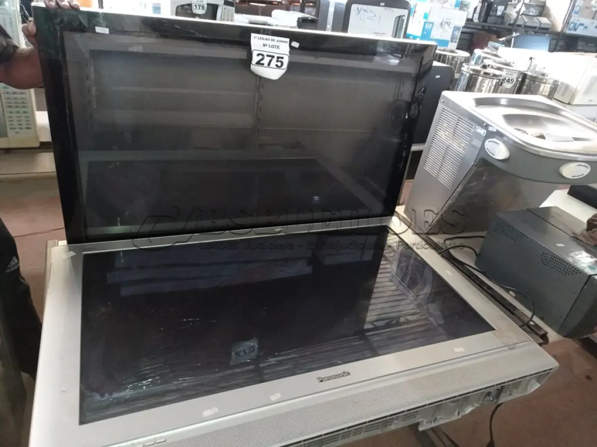 LOTE 275 - 02 TV’S, SENDO 01 PANASONIC E 01 MARCA LG RETIRADA DE PEÇAS. (NO ESTADO) ATENÇÃO! FAZER A VISITAÇÃO ANTES DE ARREMATAR, NÃO SABEMOS SE FUNCIONA. LEILÃO NÃO TEM GARANTIA E NEM DEVOLUÇÃO, SUJEITO A POSSÍVEIS AVARIAS VISÍVEIS/OCULTAS E/OU AUSÊNCIA DE COMPONENTES.