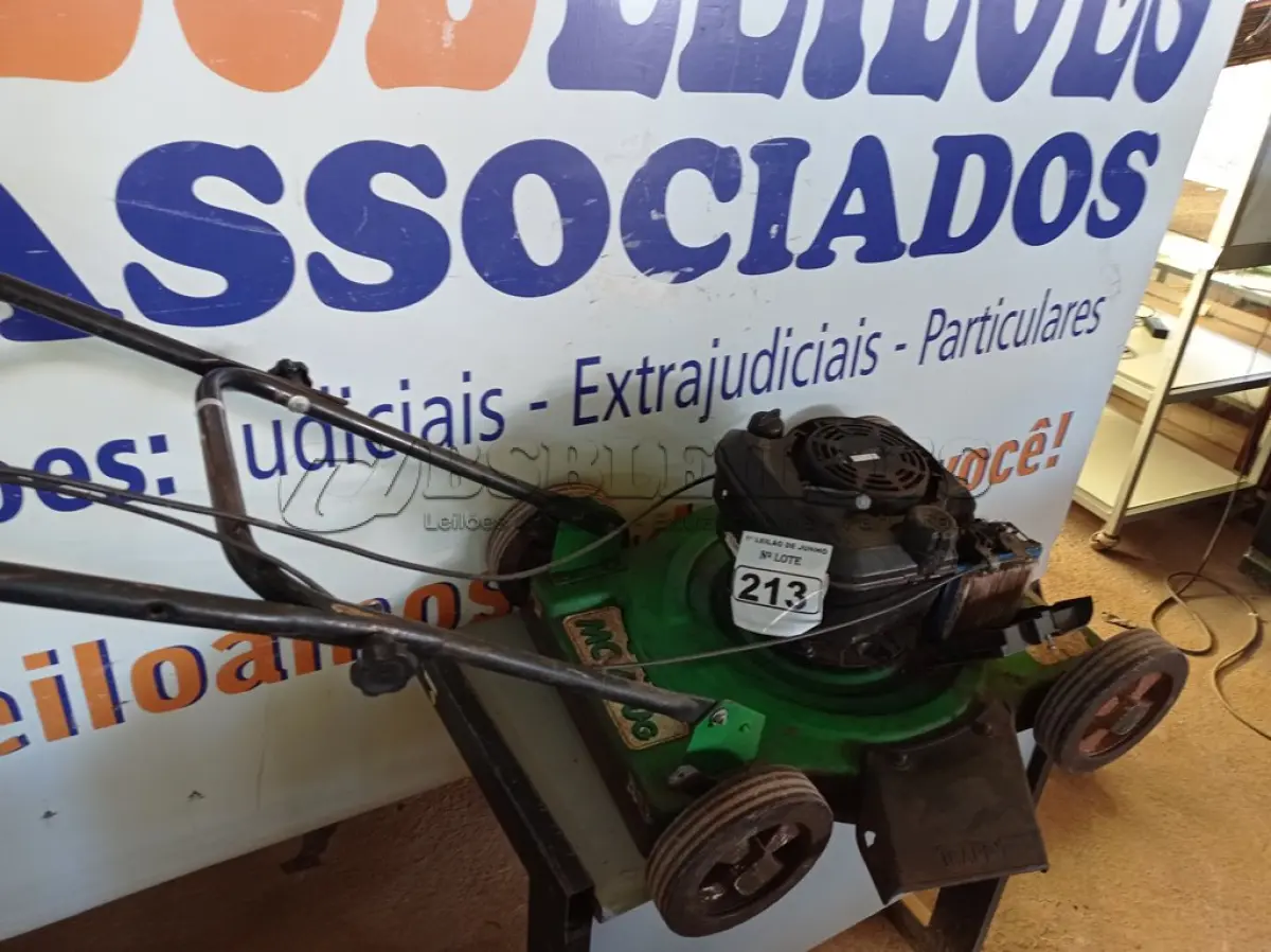 LOTE 213 - 01 MÁQUINA DE CORTAR GRAMA A GASOLINA MC 600 MARCA TRAPP COM AVARIAS. (NO ESTADO) ATENÇÃO! FAZER A VISITAÇÃO ANTES DE ARREMATAR, NÃO SABEMOS SE FUNCIONA. LEILÃO NÃO TEM GARANTIA E NEM DEVOLUÇÃO, SUJEITO A POSSÍVEIS AVARIAS VISÍVEIS/OCULTAS E/OU AUSÊNCIA DE COMPONENTES.