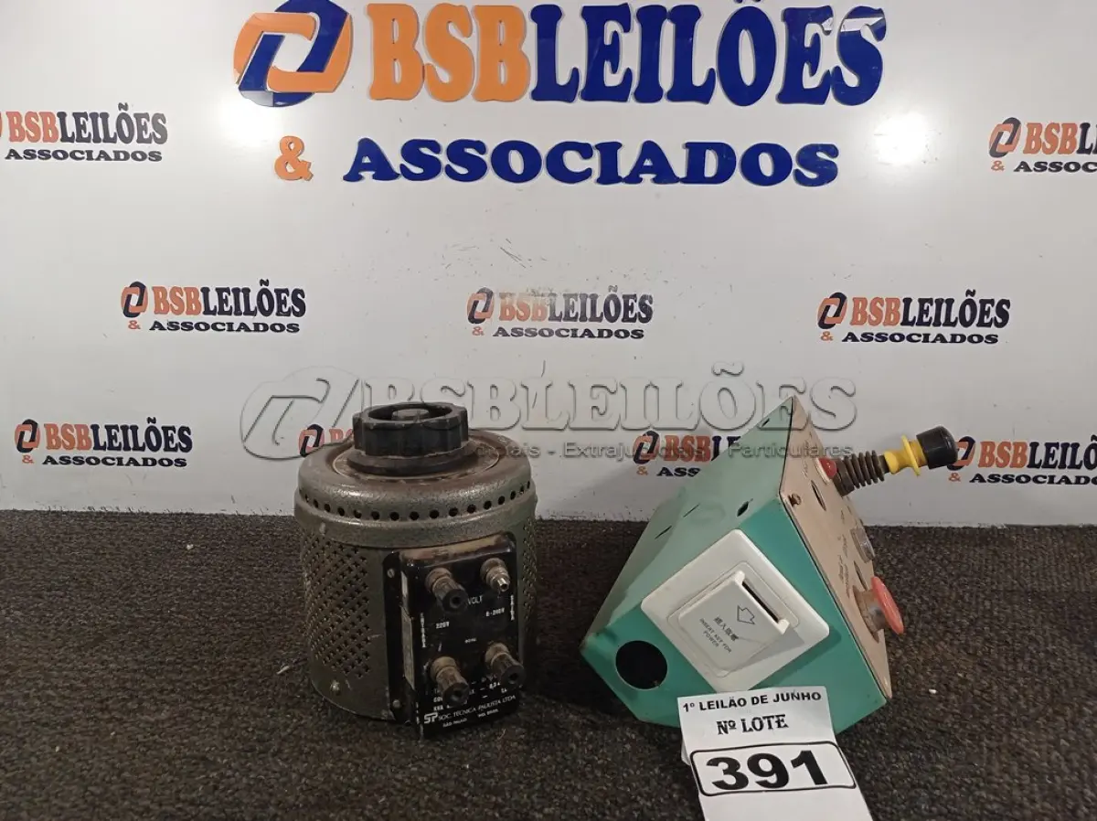 LOTE 391 - 01 TRANSFORMADOR E VARIADOR DE VOLTAGEM E 01 QUADRO ELÉTRICO DE COMANDO. (NO ESTADO) ATENÇÃO! FAZER A VISITAÇÃO ANTES DE ARREMATAR, NÃO SABEMOS SE FUNCIONA. LEILÃO NÃO TEM GARANTIA E NEM DEVOLUÇÃO, SUJEITO A POSSÍVEIS AVARIAS VISÍVEIS/OCULTAS E/OU AUSÊNCIA DE COMPONENTES.