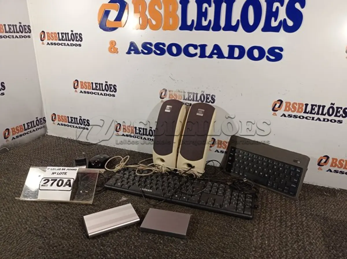 LOTE 270 - 01 KIT DE MINI TECLADO BLUETOOTH, 01 TECLADO USB, 01 MOUSE, 02 CASES DE HD, 01 CAIXA DE SOM JBL PLATINIUM SEM OS PÉS E BASE. (NO ESTADO) ATENÇÃO! FAZER A VISITAÇÃO ANTES DE ARREMATAR, NÃO SABEMOS SE FUNCIONA. LEILÃO NÃO TEM GARANTIA E NEM DEVOLUÇÃO, SUJEITO A POSSÍVEIS AVARIAS VISÍVEIS/OCULTAS E/OU AUSÊNCIA DE COMPONENTES.