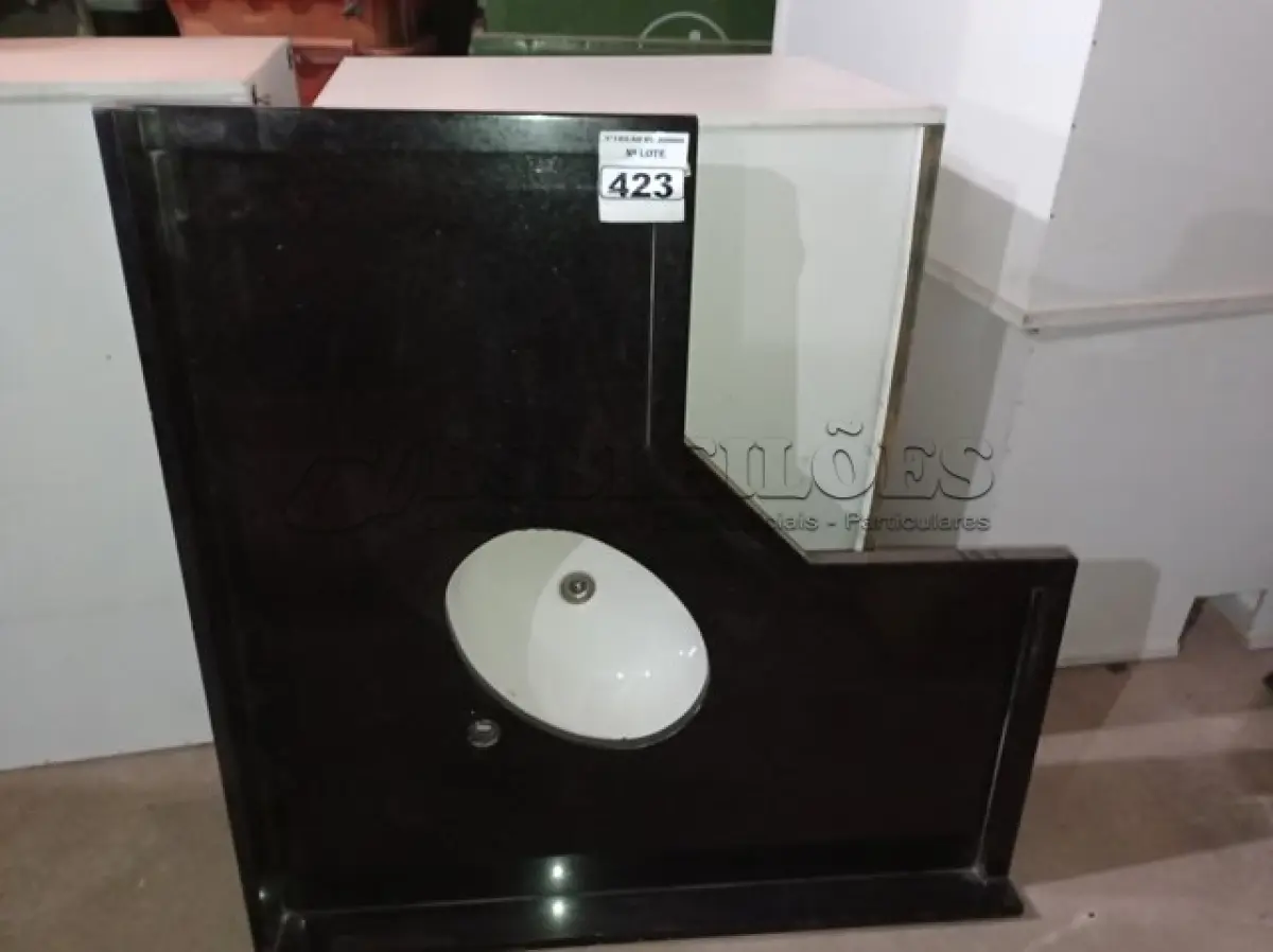 LOTE 423 - 01 GABINETE PARA BANHEIRO COM CUBA E BANCADA EM MÁRMORE MONTADA MEDINDO: 120 DE LARGURAX1.20 DE COMPRIMENTOX63. (NO ESTADO) ATENÇÃO! FAZER A VISITAÇÃO ANTES DE ARREMATAR, NÃO SABEMOS SE FUNCIONA. LEILÃO NÃO TEM GARANTIA E NEM DEVOLUÇÃO, SUJEITO A POSSÍVEIS AVARIAS VISÍVEIS/OCULTAS E/OU AUSÊNCIA DE COMPONENTES.