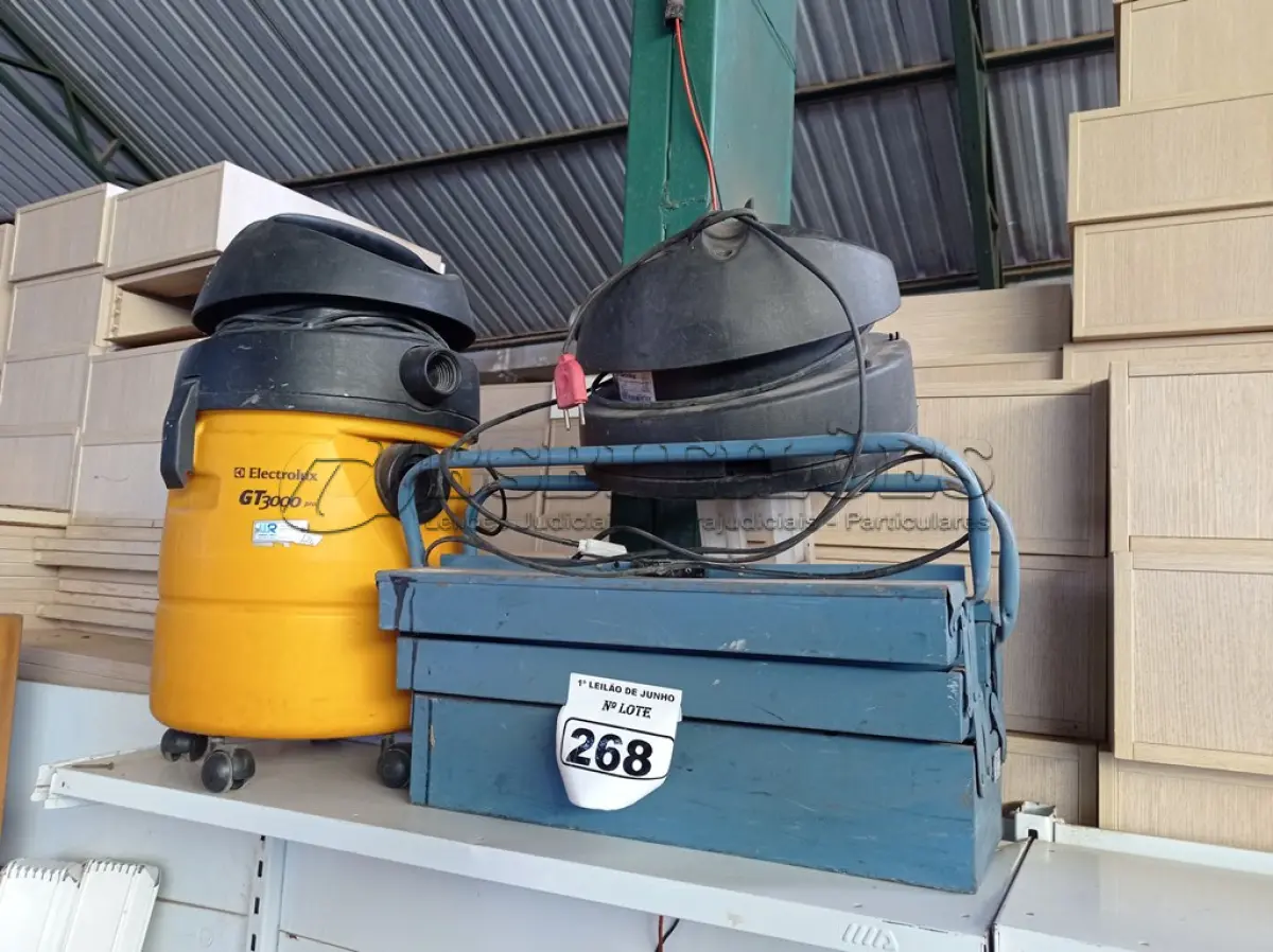 LOTE 268 - 01 MALETA DE FERRAMENTAS VAZIA E 01 ASPIRADOR DE PÓ INCOMPLETO. (NO ESTADO) ATENÇÃO! FAZER A VISITAÇÃO ANTES DE ARREMATAR, NÃO SABEMOS SE FUNCIONA. LEILÃO NÃO TEM GARANTIA E NEM DEVOLUÇÃO, SUJEITO A POSSÍVEIS AVARIAS VISÍVEIS/OCULTAS E/OU AUSÊNCIA DE COMPONENTES.