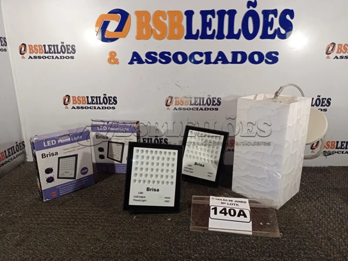 LOTE 140 - 01 KIT COM 02 REFLETORES DE LUZ NEON E 01 LUSTRE DE ACRÍLICO COM LÂMPADA. (NO ESTADO) ATENÇÃO! FAZER A VISITAÇÃO ANTES DE ARREMATAR, NÃO SABEMOS SE FUNCIONA. LEILÃO NÃO TEM GARANTIA E NEM DEVOLUÇÃO, SUJEITO A POSSÍVEIS AVARIAS VISÍVEIS/OCULTAS E/OU AUSÊNCIA DE COMPONENTES.