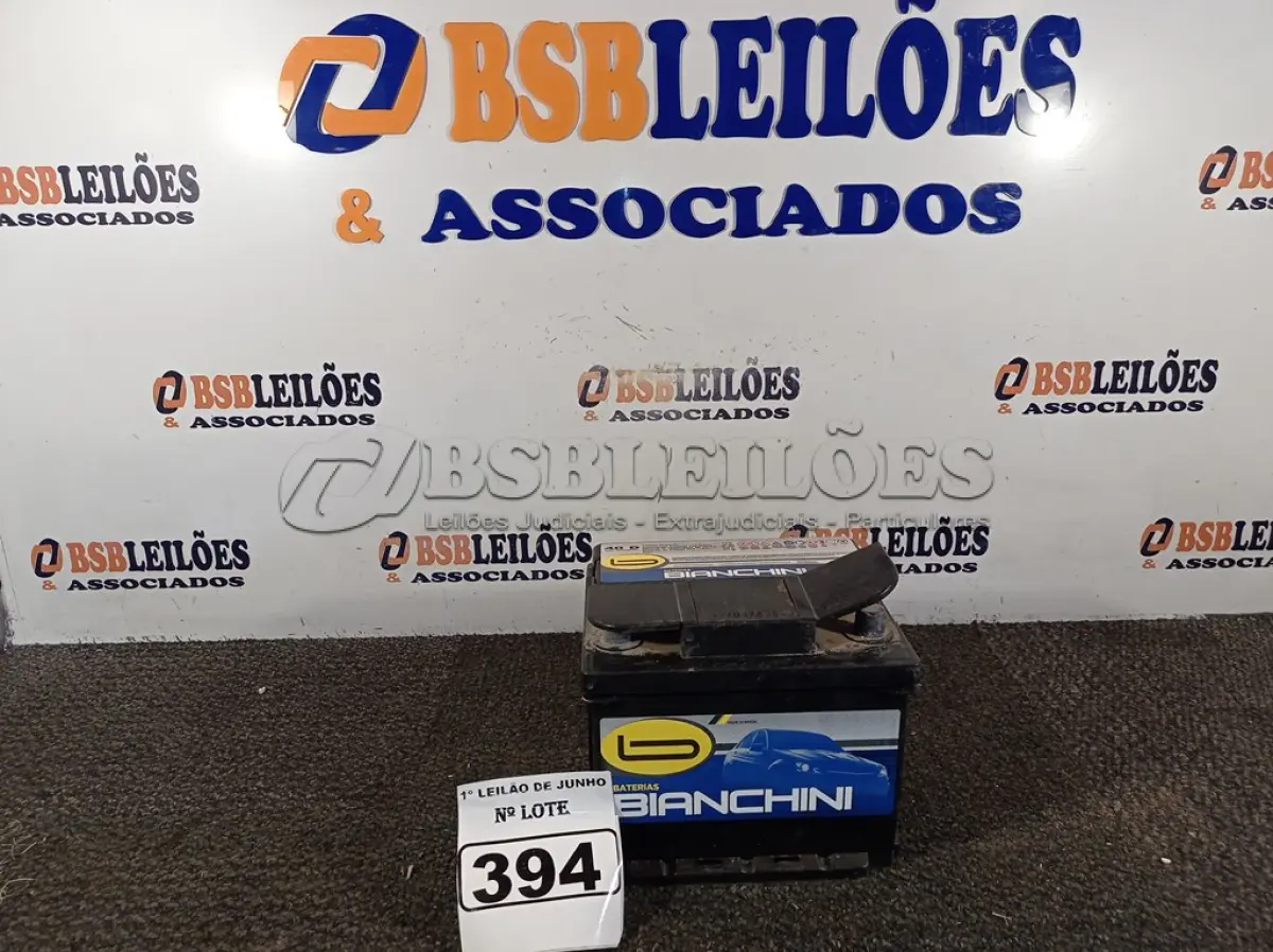 LOTE 394 - 01 BATERIA PARA VEÍCULO DE 40AH. (NO ESTADO) ATENÇÃO! FAZER A VISITAÇÃO ANTES DE ARREMATAR, NÃO SABEMOS SE FUNCIONA. LEILÃO NÃO TEM GARANTIA E NEM DEVOLUÇÃO, SUJEITO A POSSÍVEIS AVARIAS VISÍVEIS/OCULTAS E/OU AUSÊNCIA DE COMPONENTES.