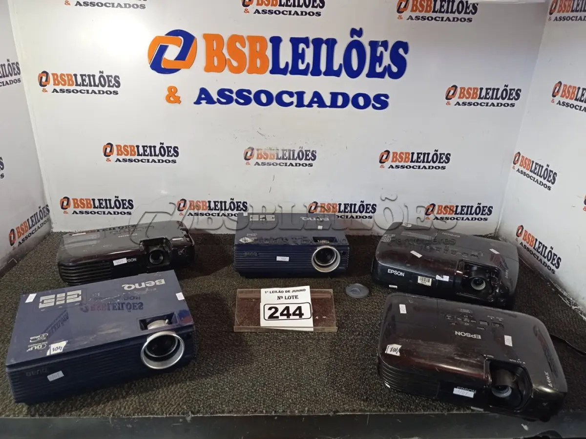 LOTE 244 - 05 PROJETORES MULTIMIDIA MARCAS E MODELOS DIVERSOS. (NO ESTADO) ATENÇÃO! FAZER A VISITAÇÃO ANTES DE ARREMATAR, NÃO SABEMOS SE FUNCIONA. LEILÃO NÃO TEM GARANTIA E NEM DEVOLUÇÃO, SUJEITO A POSSÍVEIS AVARIAS VISÍVEIS/OCULTAS E/OU AUSÊNCIA DE COMPONENTES.