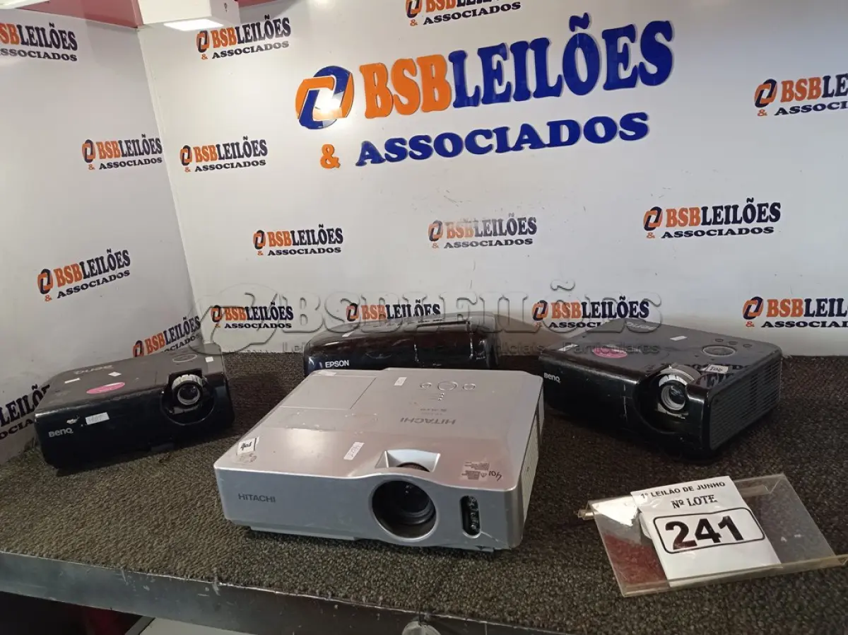 LOTE 241 - 04 PROJETORES MULTIMIDIA MARCAS E MODELOS DIVERSOS PARA RETIRADA DE PEÇAS. (NO ESTADO) ATENÇÃO! FAZER A VISITAÇÃO ANTES DE ARREMATAR, NÃO SABEMOS SE FUNCIONA. LEILÃO NÃO TEM GARANTIA E NEM DEVOLUÇÃO, SUJEITO A POSSÍVEIS AVARIAS VISÍVEIS/OCULTAS E/OU AUSÊNCIA DE COMPONENTES.