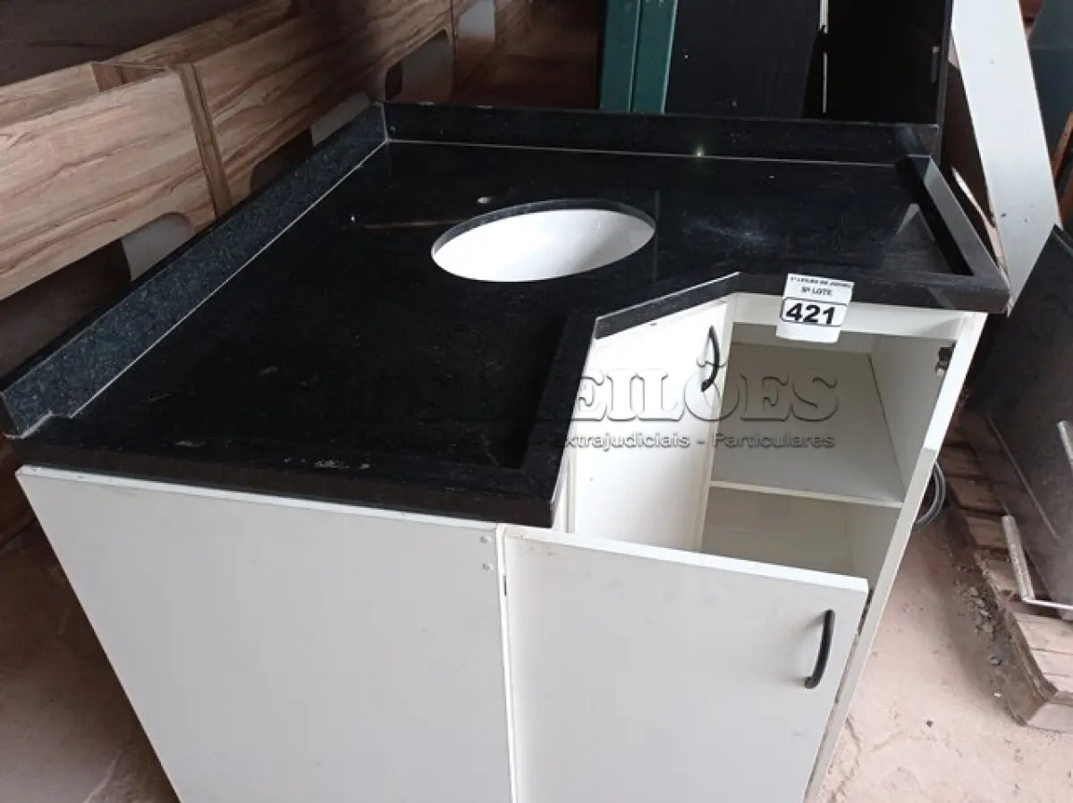 LOTE 421 - 01 GABINETE PARA BANHEIRO COM CUBA E BANCADA EM  MÁRMORE MONTADA MEDINDO: 120 DE LARGURAX1.20 DE COMPRIMENTOX63. (NO ESTADO) ATENÇÃO! FAZER A VISITAÇÃO ANTES DE ARREMATAR, NÃO SABEMOS SE FUNCIONA. LEILÃO NÃO TEM GARANTIA E NEM DEVOLUÇÃO, SUJEITO A POSSÍVEIS AVARIAS VISÍVEIS/OCULTAS E/OU AUSÊNCIA DE COMPONENTES.