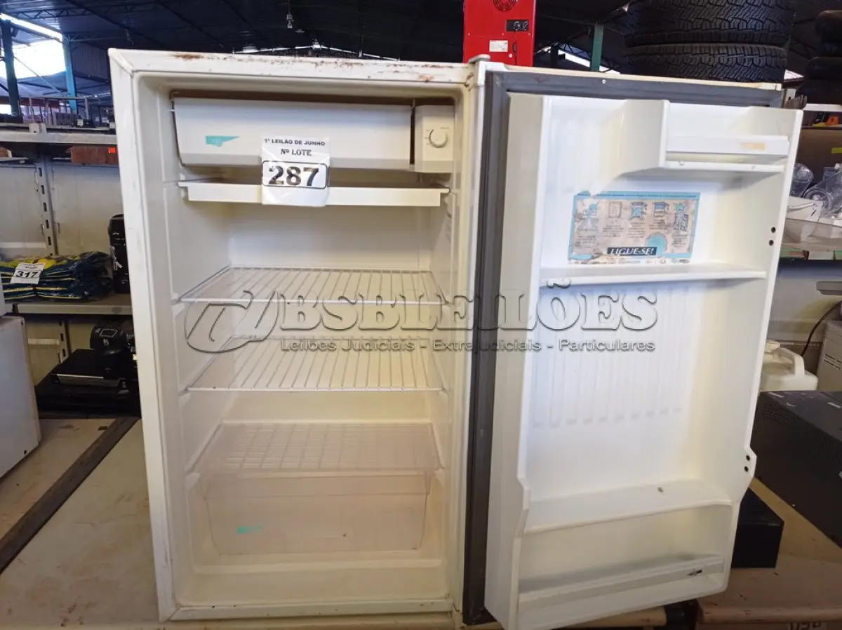 LOTE 287 - 01 FRIGOBAR COMPACTO 120 MARCA CONSUL. (NO ESTADO) ATENÇÃO! FAZER A VISITAÇÃO ANTES DE ARREMATAR, NÃO SABEMOS SE FUNCIONA. LEILÃO NÃO TEM GARANTIA E NEM DEVOLUÇÃO, SUJEITO A POSSÍVEIS AVARIAS VISÍVEIS/OCULTAS E/OU AUSÊNCIA DE COMPONENTES.