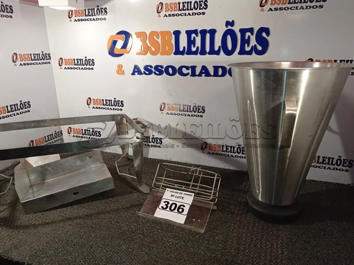 LOTE 306 - 01 COPO PARA LIQUIDIFICADOR INDUSTRIAL E PEÇAS AVULSAS EM INOX. (NO ESTADO) ATENÇÃO! FAZER A VISITAÇÃO ANTES DE ARREMATAR, NÃO SABEMOS SE FUNCIONA. LEILÃO NÃO TEM GARANTIA E NEM DEVOLUÇÃO, SUJEITO A POSSÍVEIS AVARIAS VISÍVEIS/OCULTAS E/OU AUSÊNCIA DE COMPONENTES.