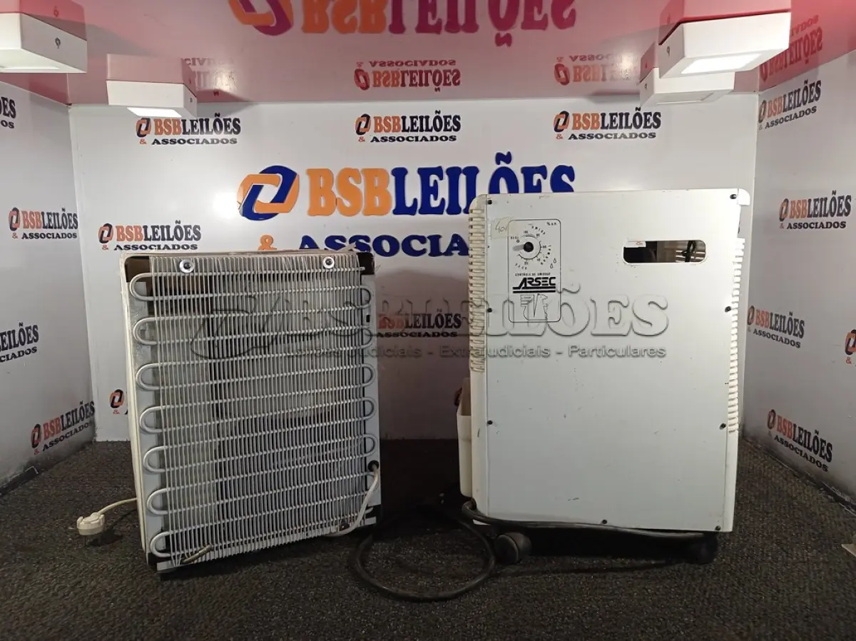 LOTE 331 - 01 PURIFICADOR DE ÁGUA MARCA SOFT E 01 DESUMIDIFICADOR. (NO ESTADO) ATENÇÃO! FAZER A VISITAÇÃO ANTES DE ARREMATAR, NÃO SABEMOS SE FUNCIONA. LEILÃO NÃO TEM GARANTIA E NEM DEVOLUÇÃO, SUJEITO A POSSÍVEIS AVARIAS VISÍVEIS/OCULTAS E/OU AUSÊNCIA DE COMPONENTES.
