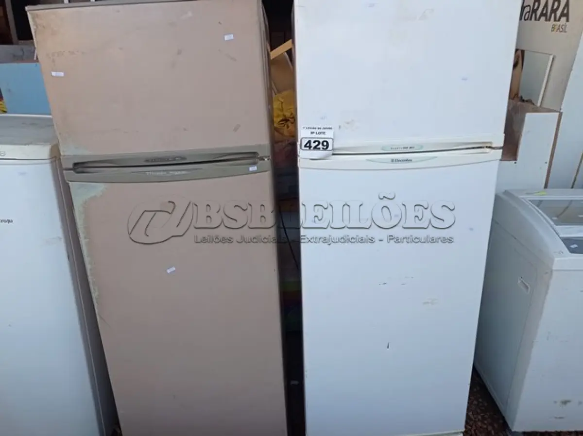 LOTE 429 - 02 GELADEIRAS ELECTROLUX PARA RETIRADA DE PEÇAS. (NO ESTADO) ATENÇÃO! FAZER A VISITAÇÃO ANTES DE ARREMATAR, NÃO SABEMOS SE FUNCIONA. LEILÃO NÃO TEM GARANTIA E NEM DEVOLUÇÃO, SUJEITO A POSSÍVEIS AVARIAS VISÍVEIS/OCULTAS E/OU AUSÊNCIA DE COMPONENTES.