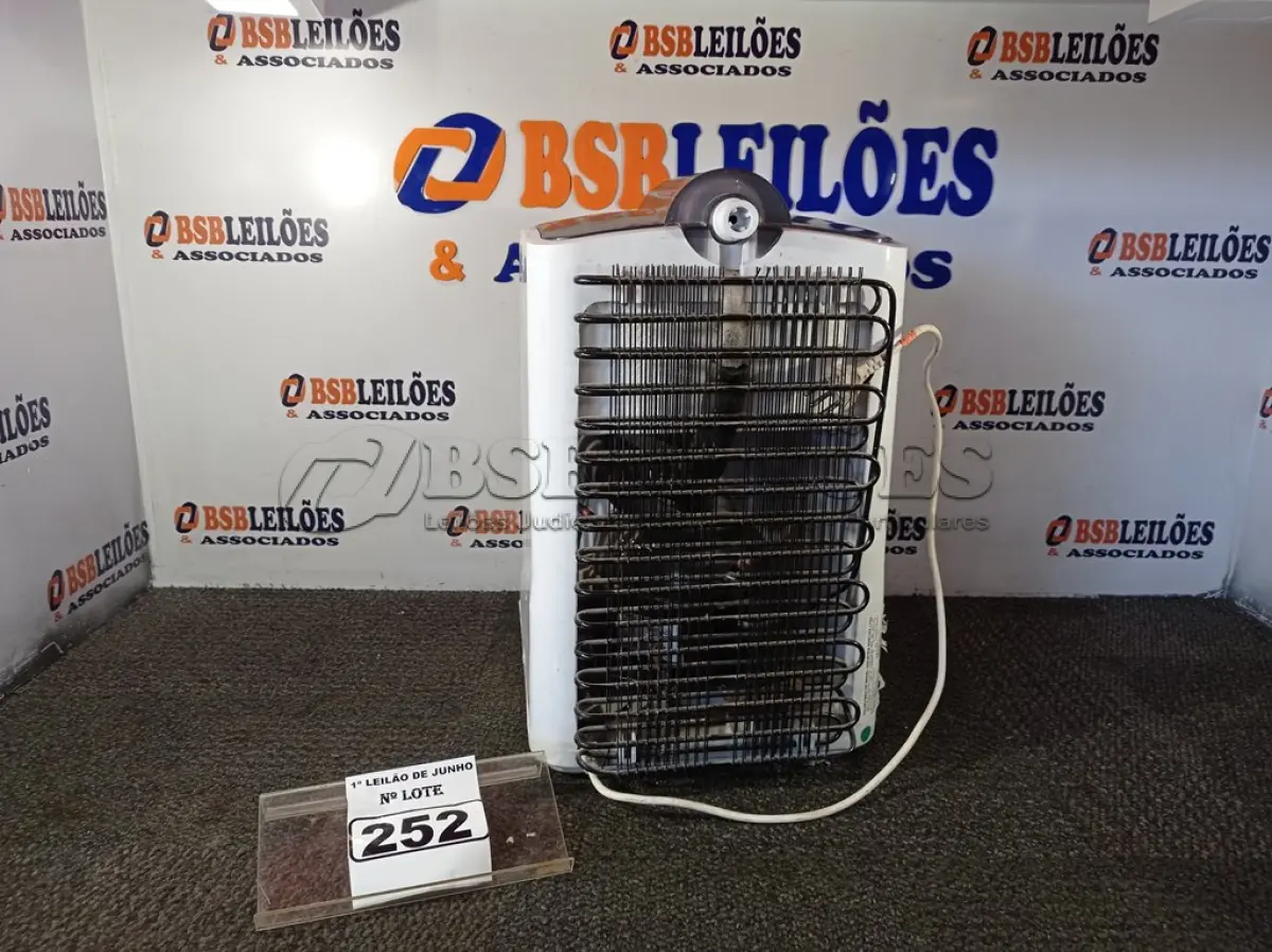 LOTE 252 - 01 PURIFICADOR DE ÁGUA MARCA COLORMAK 220V.  (NO ESTADO) ATENÇÃO! FAZER A VISITAÇÃO ANTES DE ARREMATAR, NÃO SABEMOS SE FUNCIONA. LEILÃO NÃO TEM GARANTIA E NEM DEVOLUÇÃO, SUJEITO A POSSÍVEIS AVARIAS VISÍVEIS/OCULTAS E/OU AUSÊNCIA DE COMPONENTES.